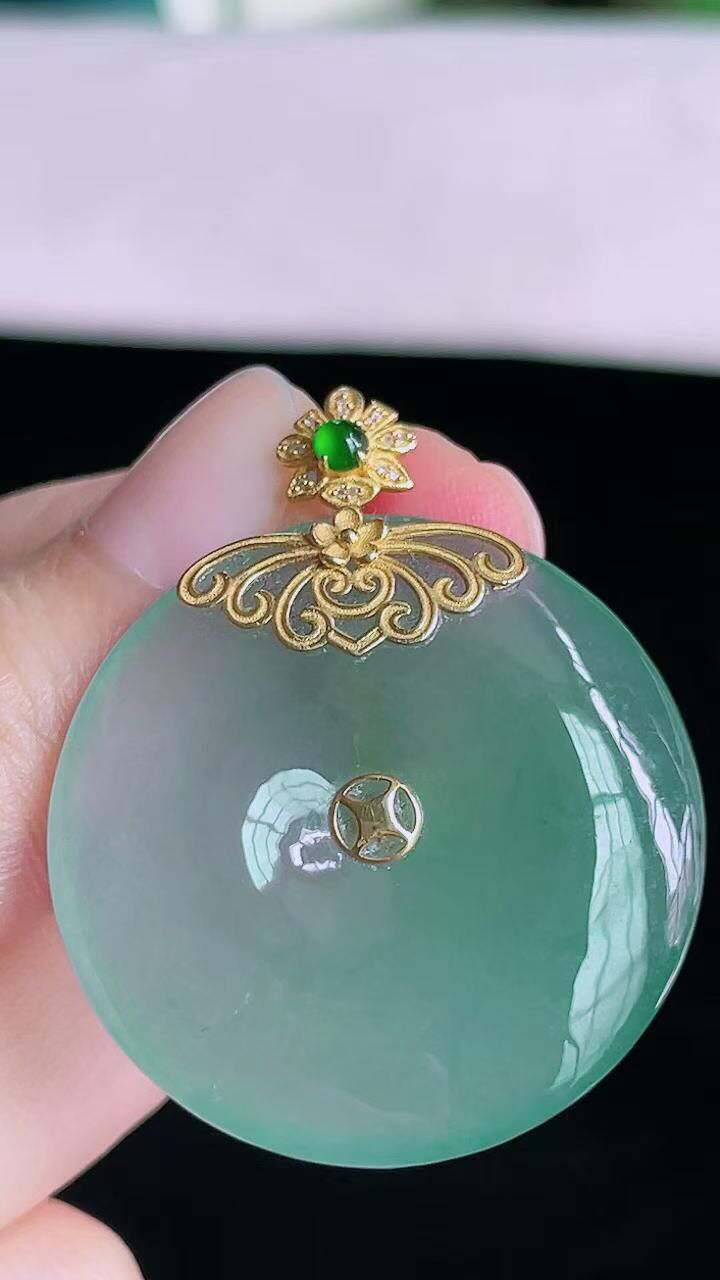 【翡翠名称】18K金镶钻冰晴平安扣吊坠
【翡翠尺寸】裸石31/5.5mm
【翡翠描述】宝贝种老水足，