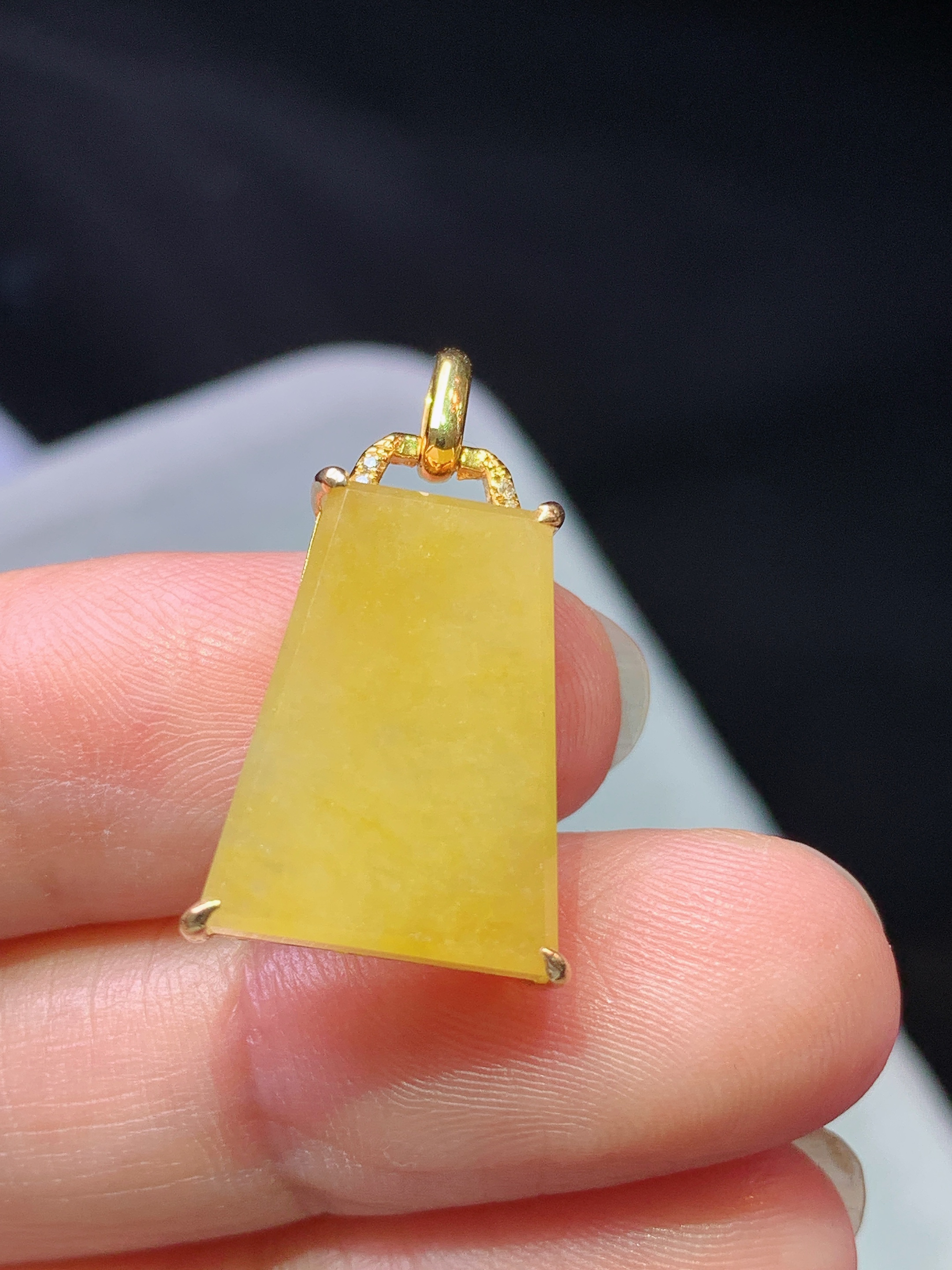 18k金钻镶嵌黄翡无事牌吊坠 玉质细腻 色泽艳丽清新 水润亮眼 整体尺寸24.2*12*6m1