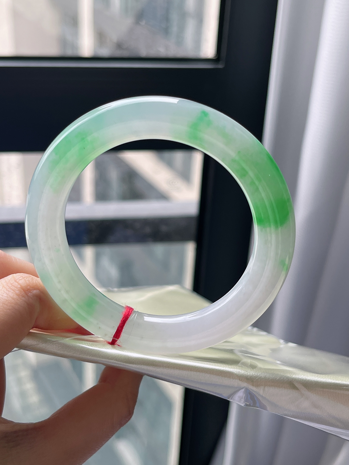 圆镯54.7圈口，翡翠冰糯种飘绿手镯