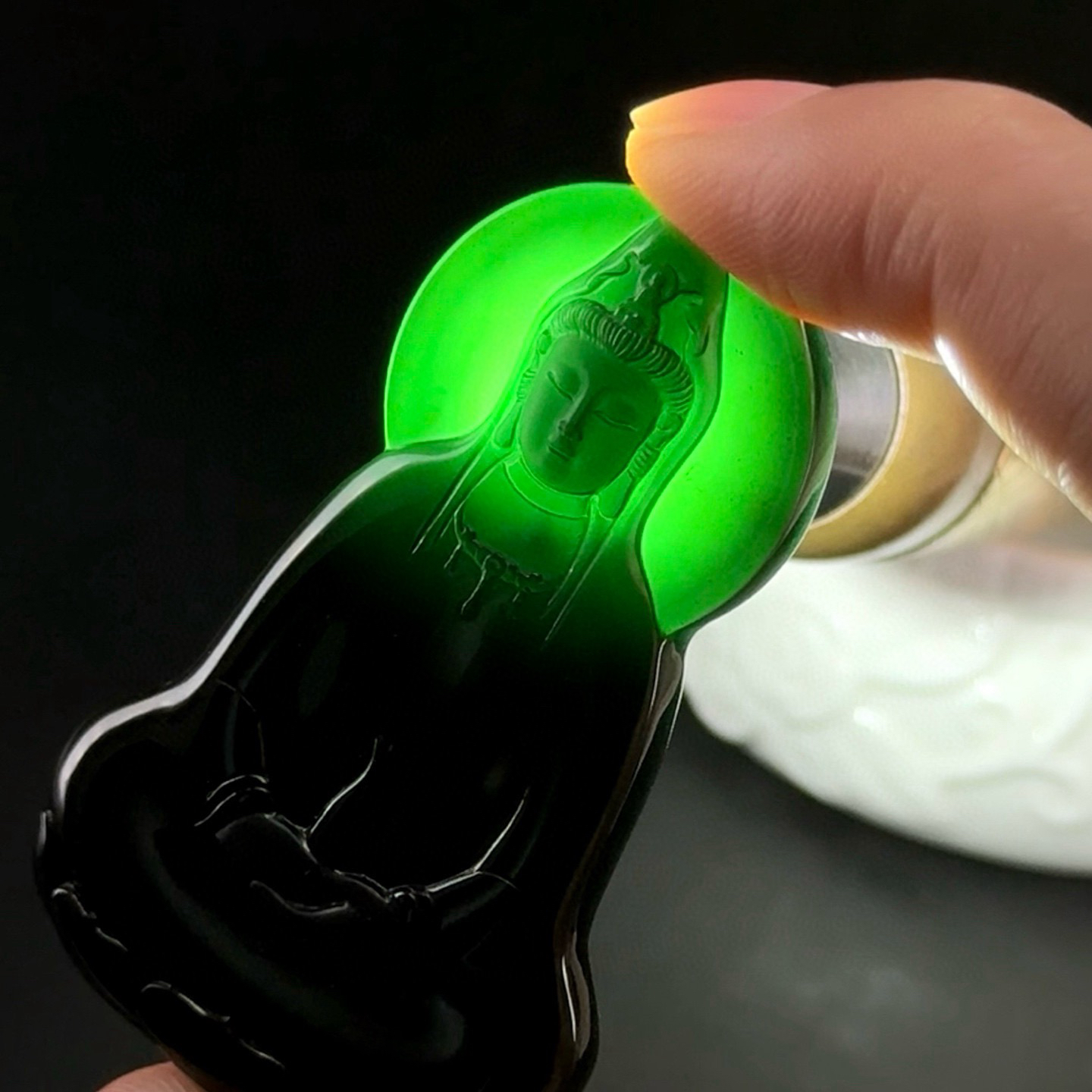 墨翠素衣观音 种好色正 黑度极好 打灯通透 油性十足  尺寸54.6