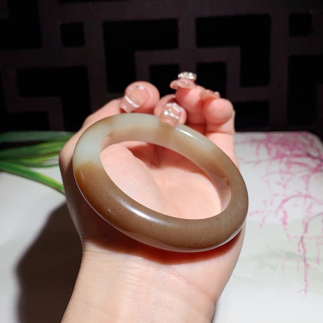 和田玉55圈且末糖手镯！玉质细腻油润 底色纯净 无裂无棉 脂粉好，品质高。