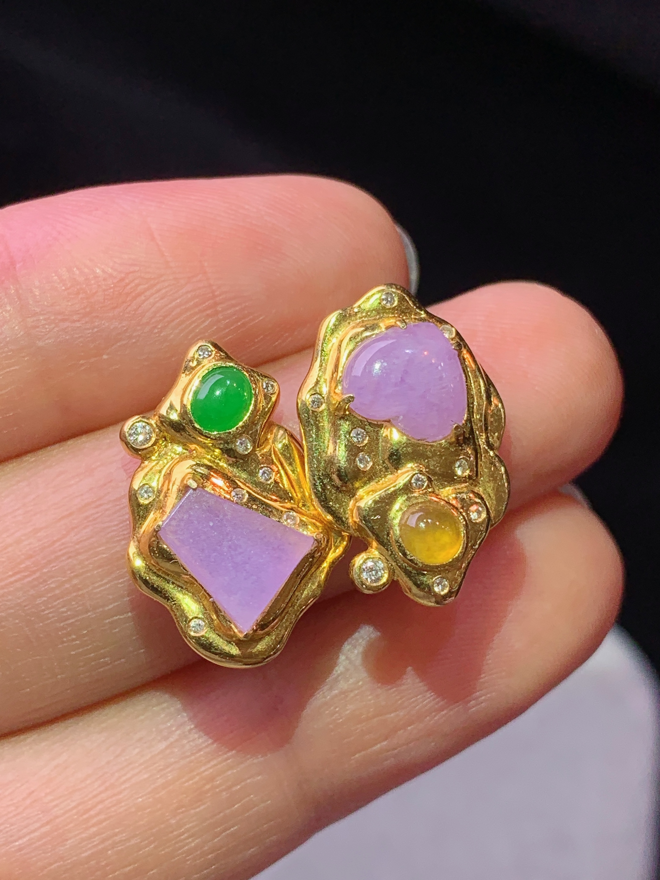 18k金钻镶嵌紫罗兰心形耳钉 玉质细腻 色泽艳丽清新 水润亮眼 整体尺寸17.8*12.2*3.3b5