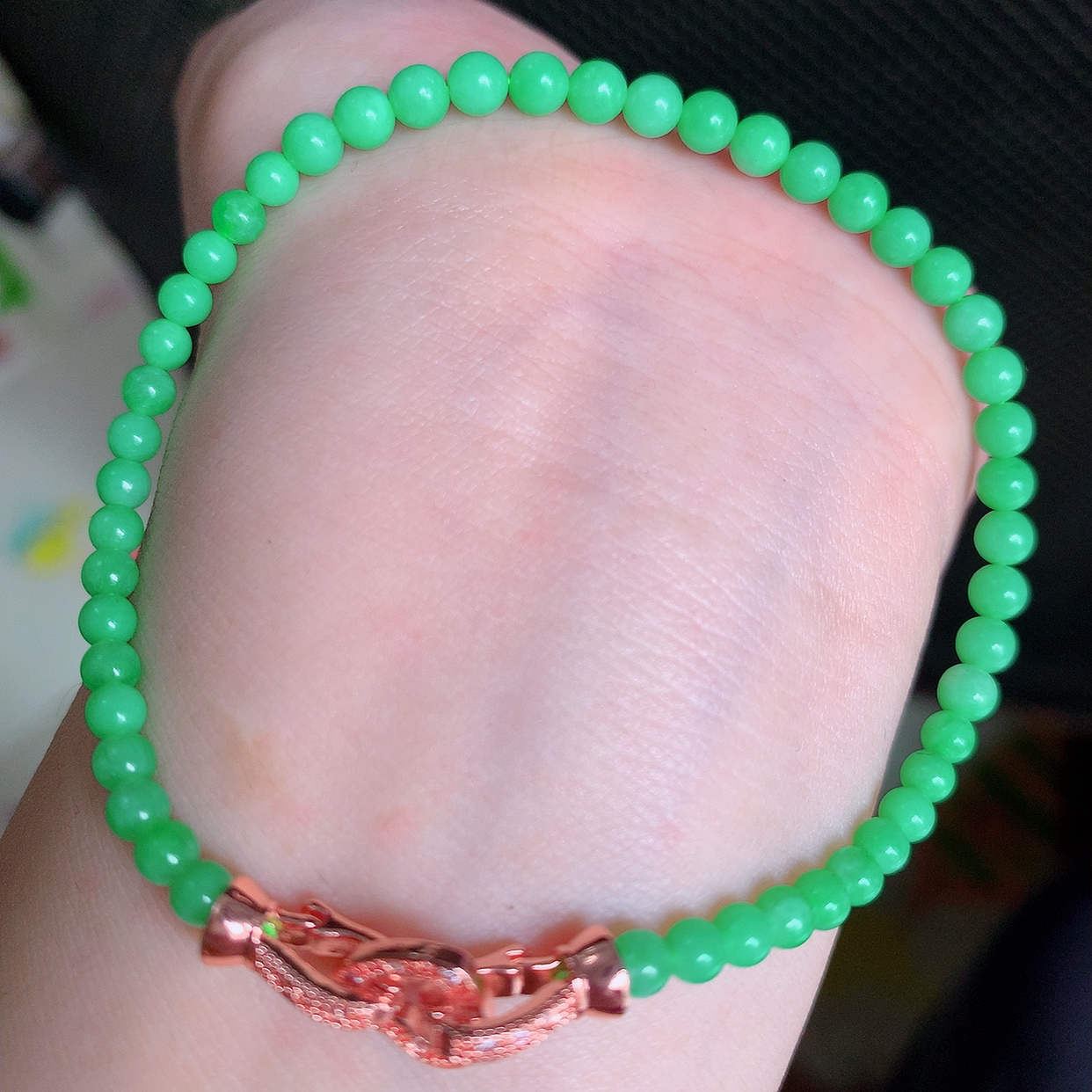 自然光实拍，冰润满绿翡翠手串手链，翠色灵动，佩戴效果时尚出众，尽显气质，玉质细腻，美感十足。#001.1取一尺寸3.8mm