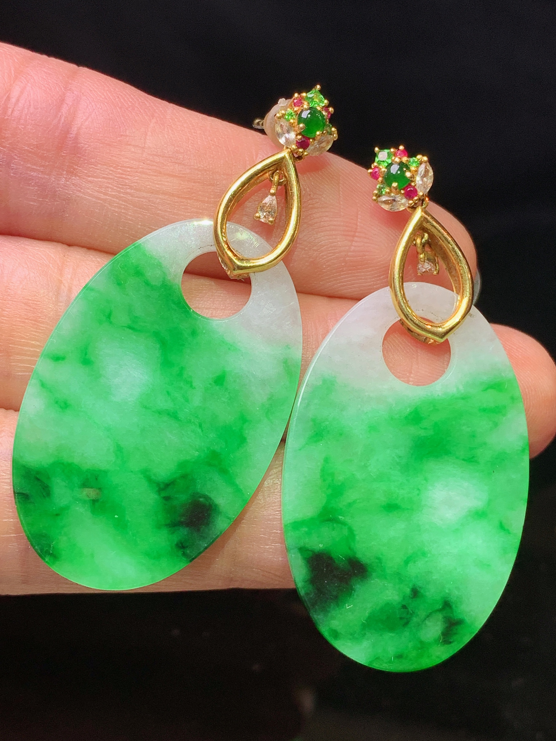 18k金钻镶嵌飘阳绿圆牌耳坠 玉质细腻 色泽艳丽清新 水润亮眼 整体尺寸48.5*21.5*2j3