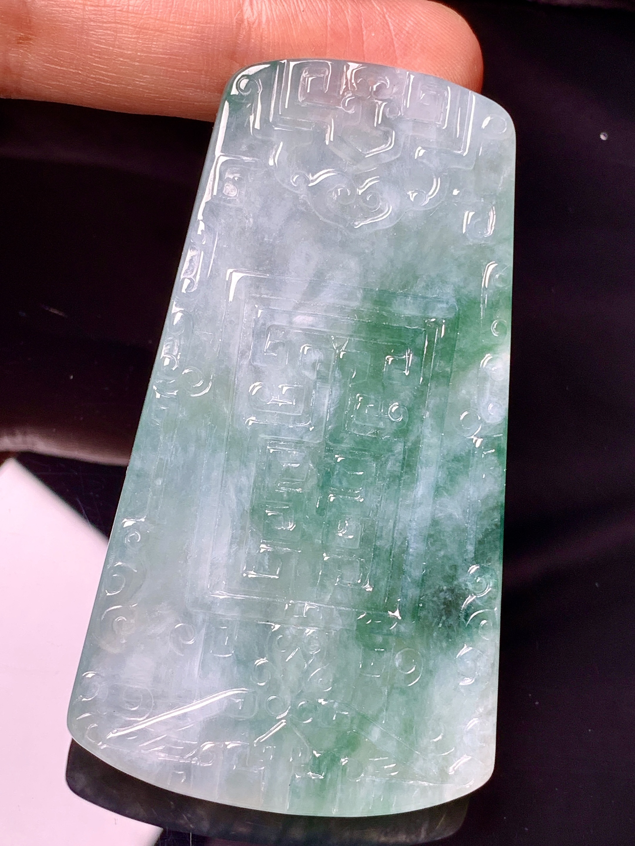 飘绿雕花牌吊坠 玉质细腻 色泽艳丽清新 水润亮眼 整体尺寸66*37.5*5.5d1