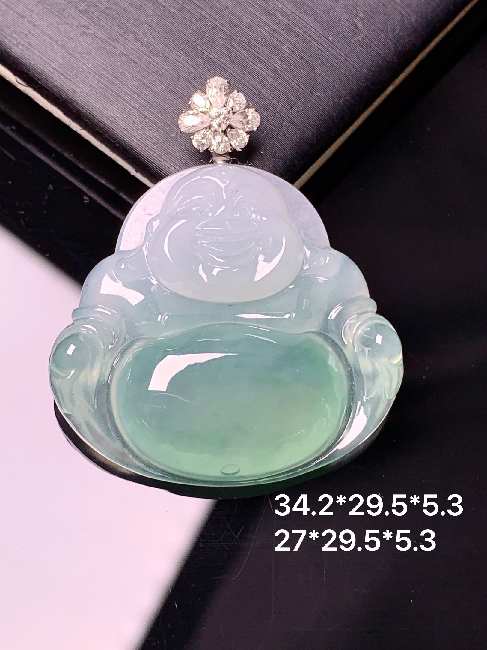 18k金钻镶嵌飘绿佛公吊坠 玉质细腻 色泽艳丽清新 水润亮眼 整体尺寸34.2*29.5*5.3h3