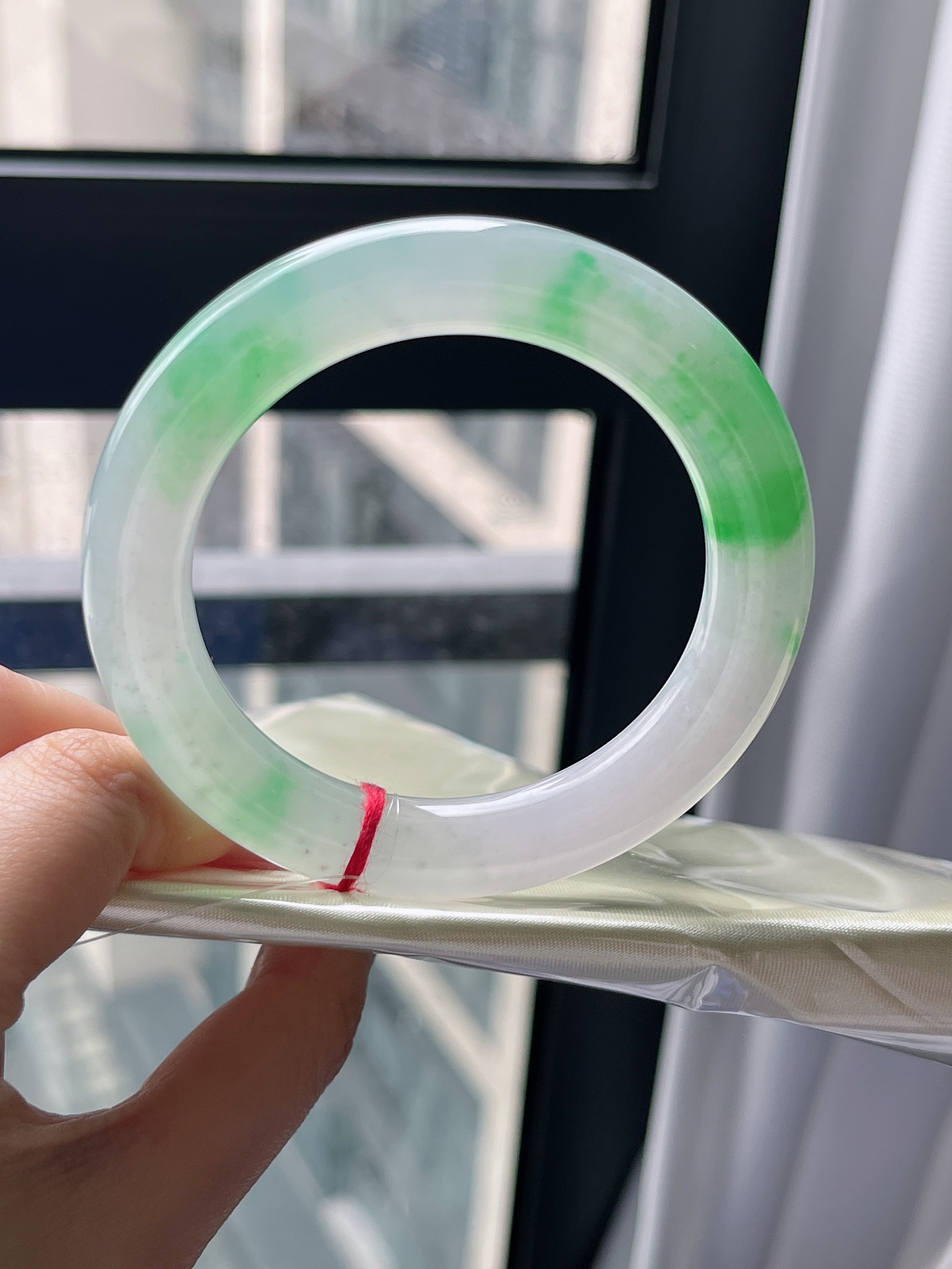 圆镯54.7圈口，翡翠冰糯种飘绿手镯