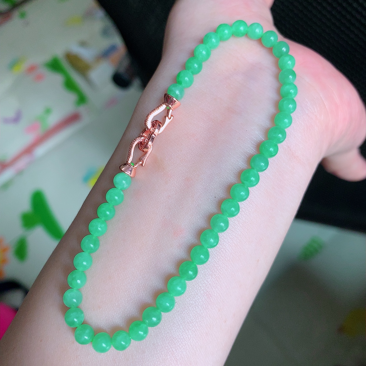 自然光实拍，冰润满绿翡翠手串手链，翠色灵动，佩戴效果时尚出众，尽显气质，玉质细腻，美感十足。#004.1取一尺寸4mm
