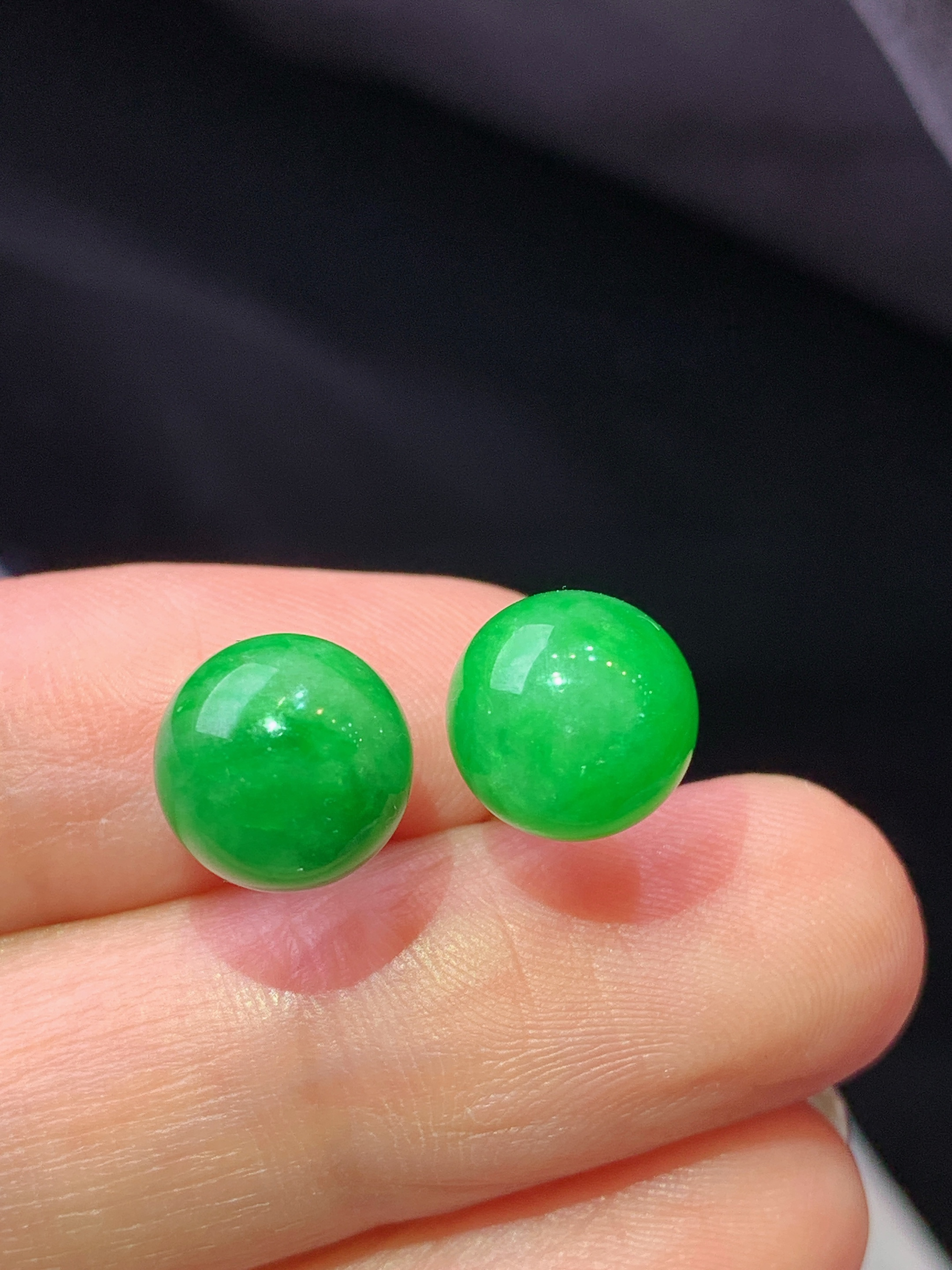 18k金镶嵌阳绿色圆珠耳钉 玉质细腻 色泽艳丽清新 水润亮眼 整体尺寸9b5