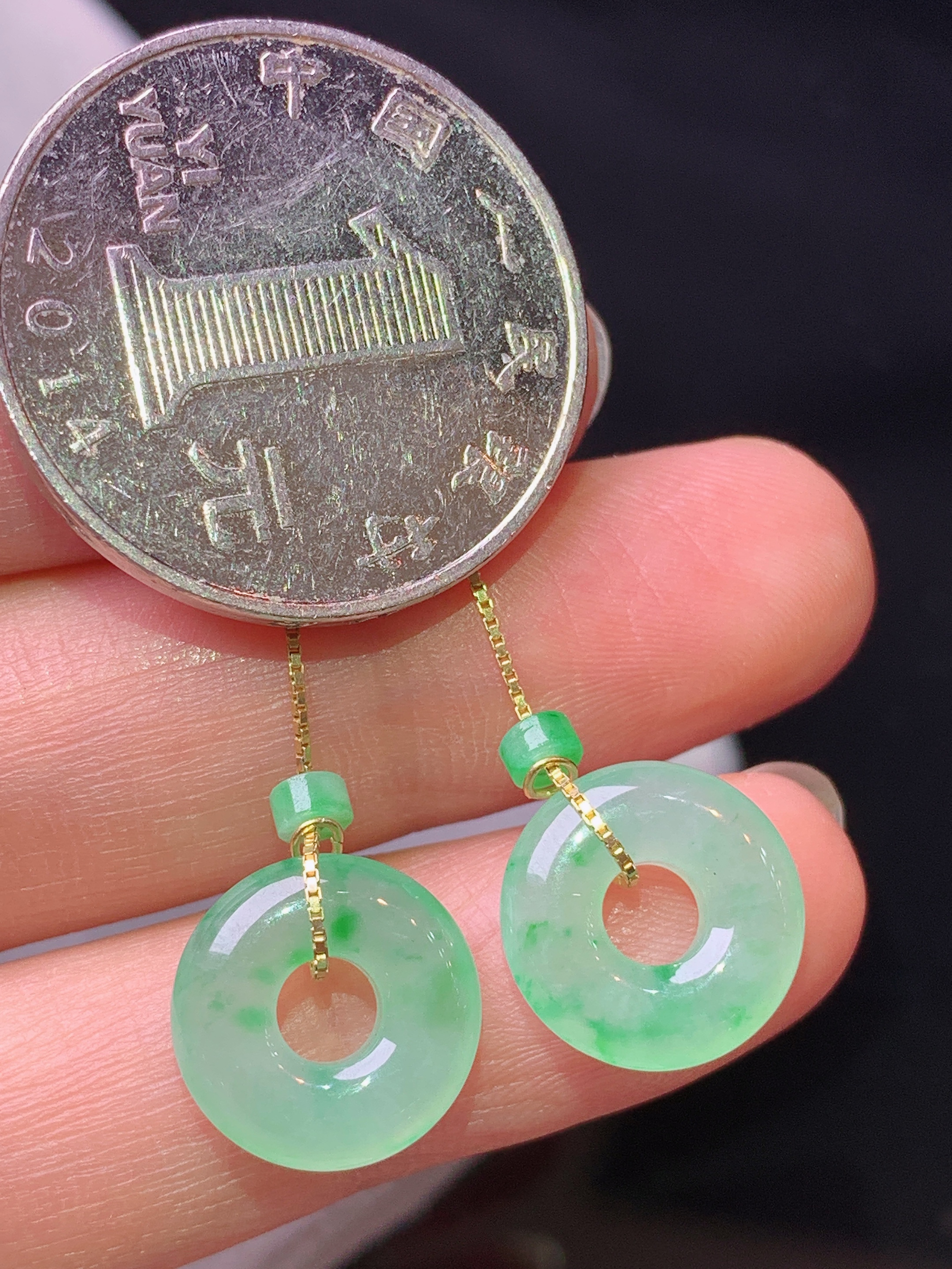 925银镶嵌飘绿平安环耳坠 玉质细腻 色泽艳丽清新 水润亮眼 整体尺寸12.2*3.3m1