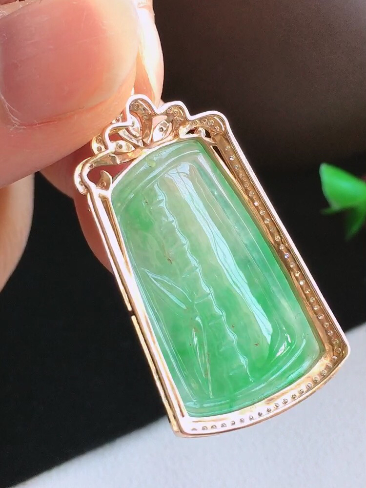 【翡翠名称】18k金镶钻石冰飘阳绿竹节吊坠
【翡翠尺寸】整体37.6/20.4/8.2 
【翡翠描述】宝贝种老水足，玉质细腻，色泽靓丽，性价比高，佩戴效果好！
【其它赠送】权威证书/精美挂绳盒子/支持全国复检