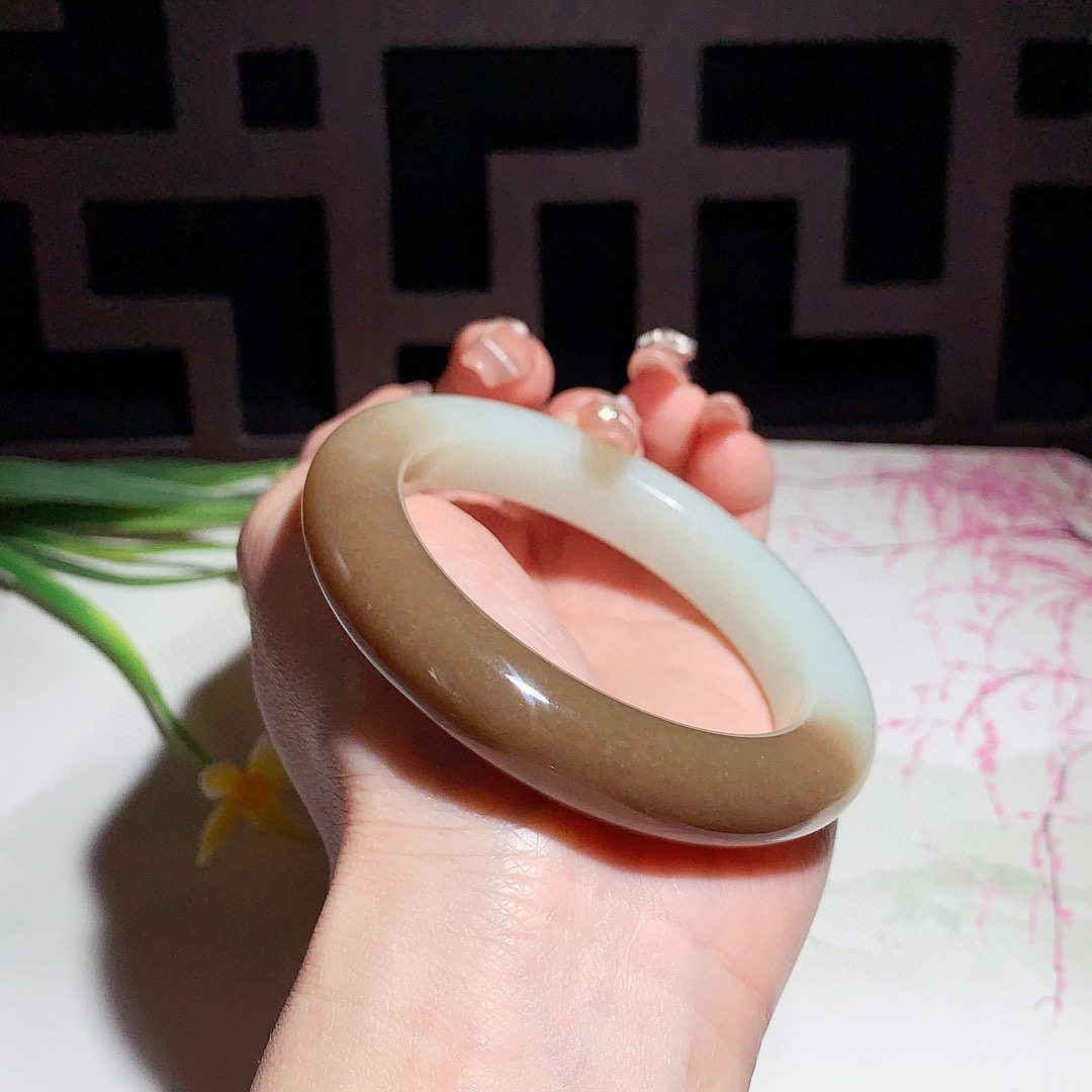 和田玉56.5圈且末糖手镯！玉质细腻油润 底色纯净 无纹裂 脂粉好，品质高。