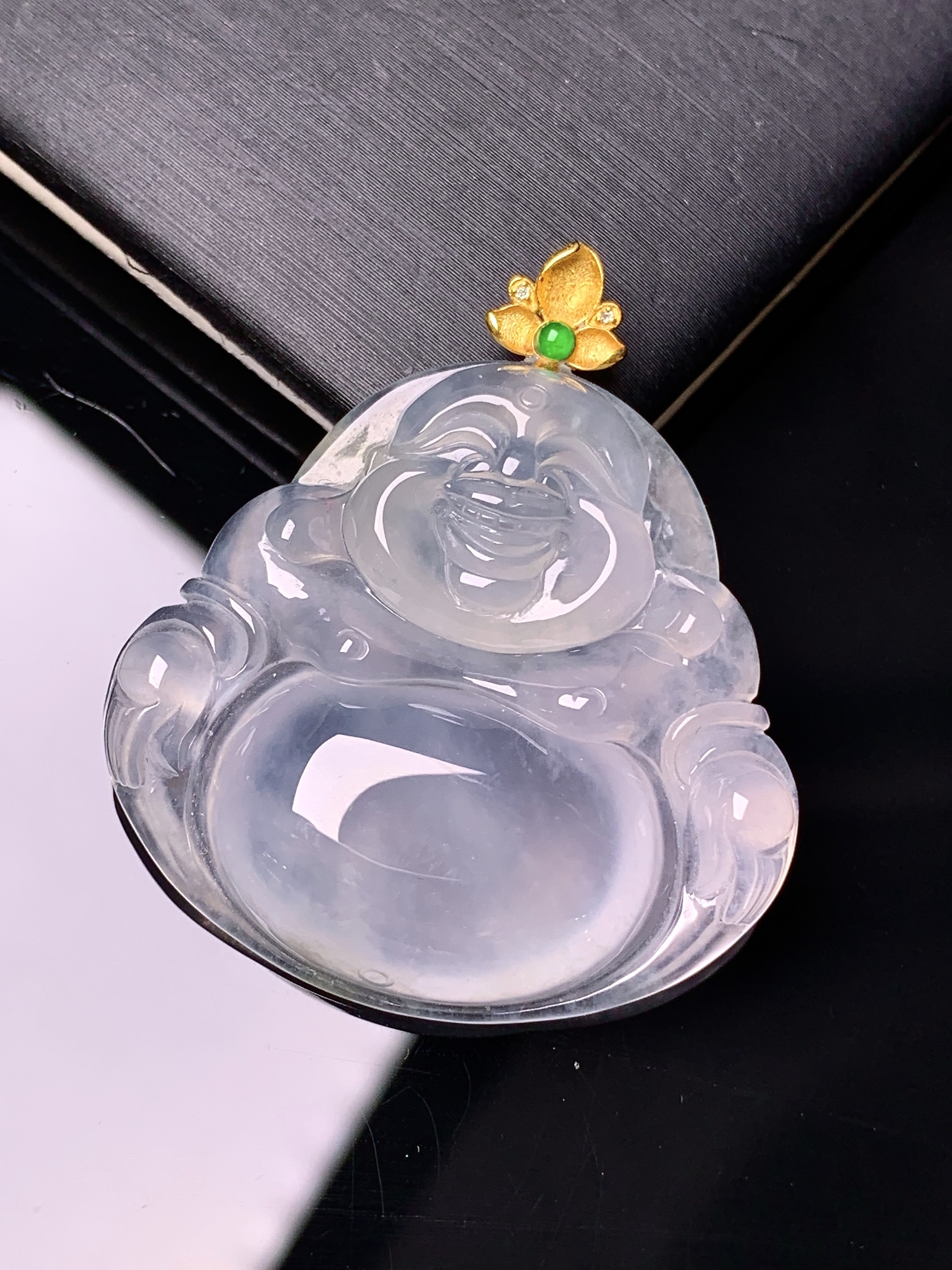 18k金镶嵌冰种佛公吊坠 玉质细腻 色泽艳丽清新 水润亮眼 整体尺寸37.5*33*6.5h3
