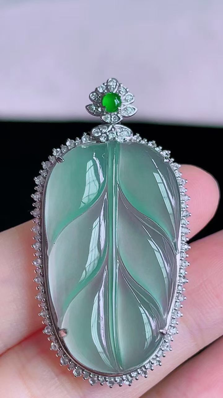 【翡翠名称】18K金豪华镶钻高冰晴叶子吊坠
【翡翠尺寸】含金43.7/22.8/8.4mm
【翡翠描述】宝贝种老水足，玉质细腻，色泽靓丽，性价比高，佩戴效果好！
【其它赠送】权威证书/精美挂绳盒子/支持全国复检