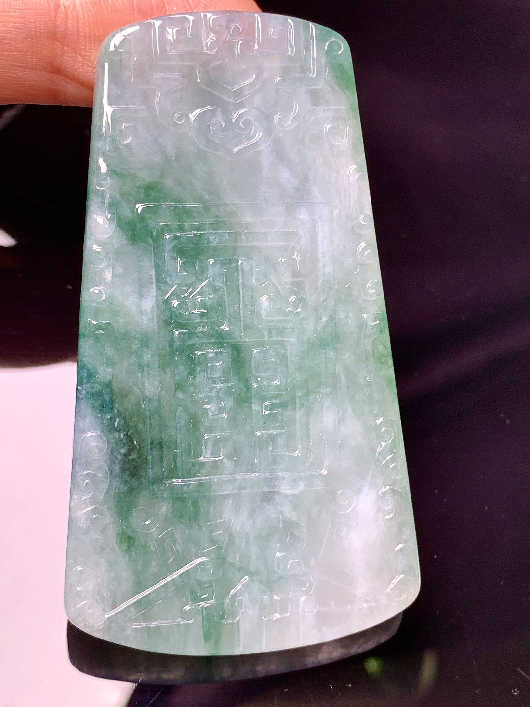 飘绿雕花牌吊坠 玉质细腻 色泽艳丽清新 水润亮眼 整体尺寸66*37.5*5.5d1