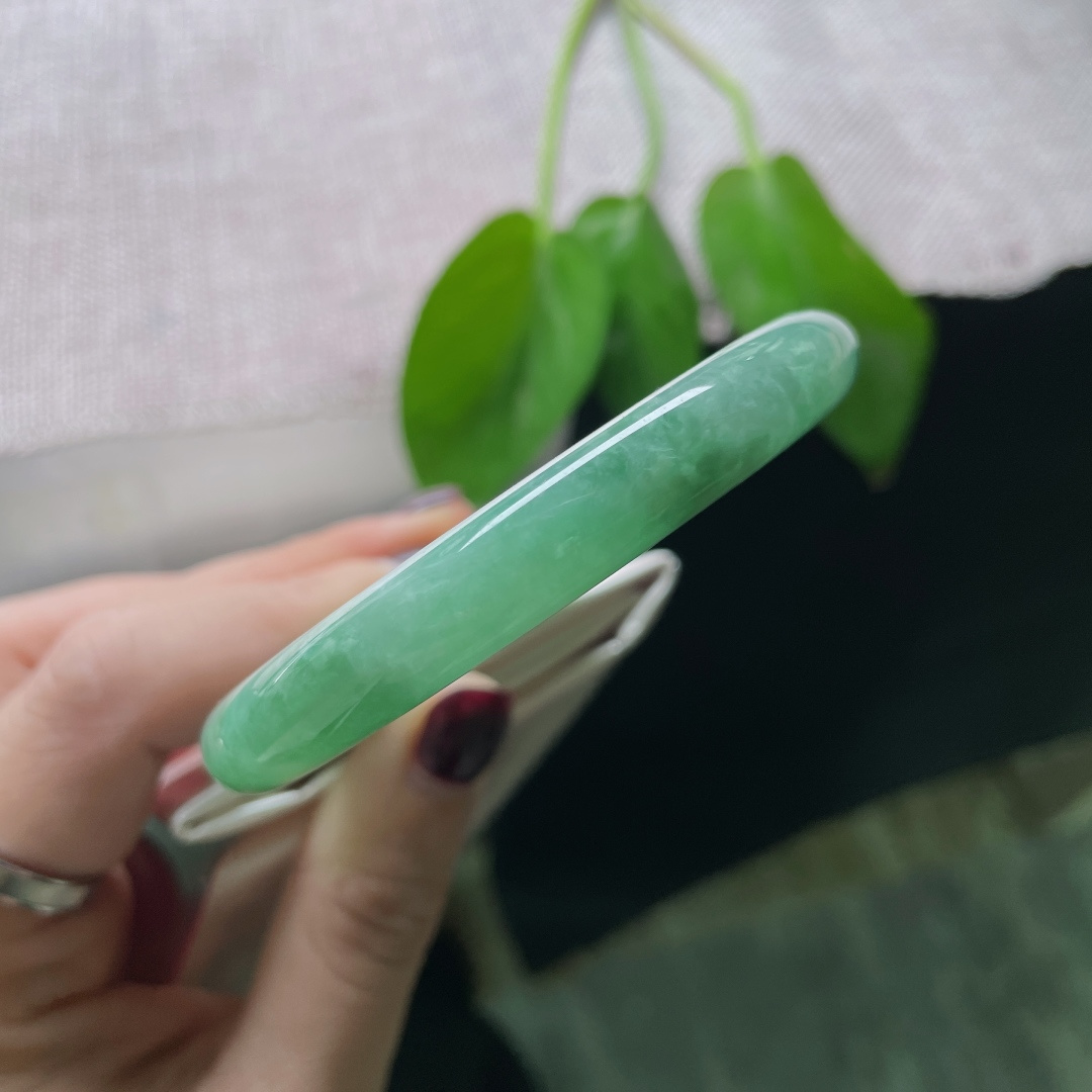 56/9.5，豆绿底圆条，颜色好，种老，佩戴从容优雅，细润，无裂，ss50153a