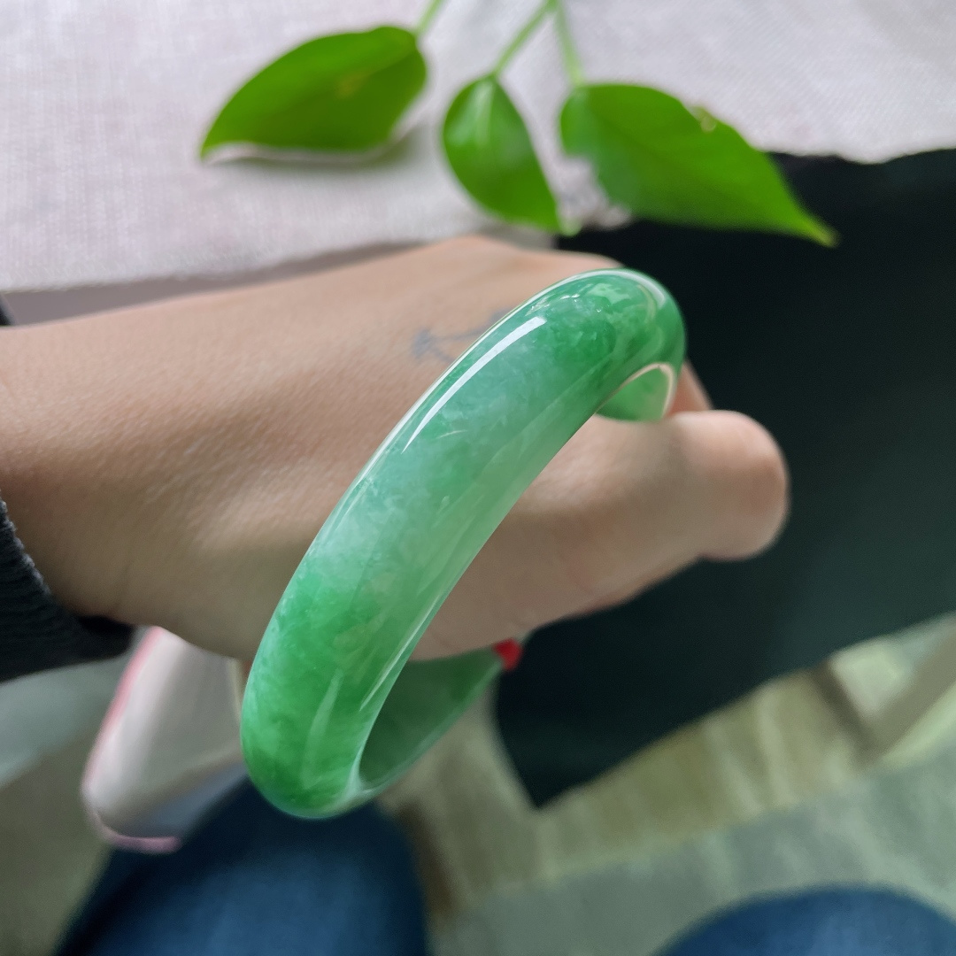 57.4/13/8.3绿色正圈，水润，沉稳贵气，郁郁葱葱，一点晶体纹，ss47210a