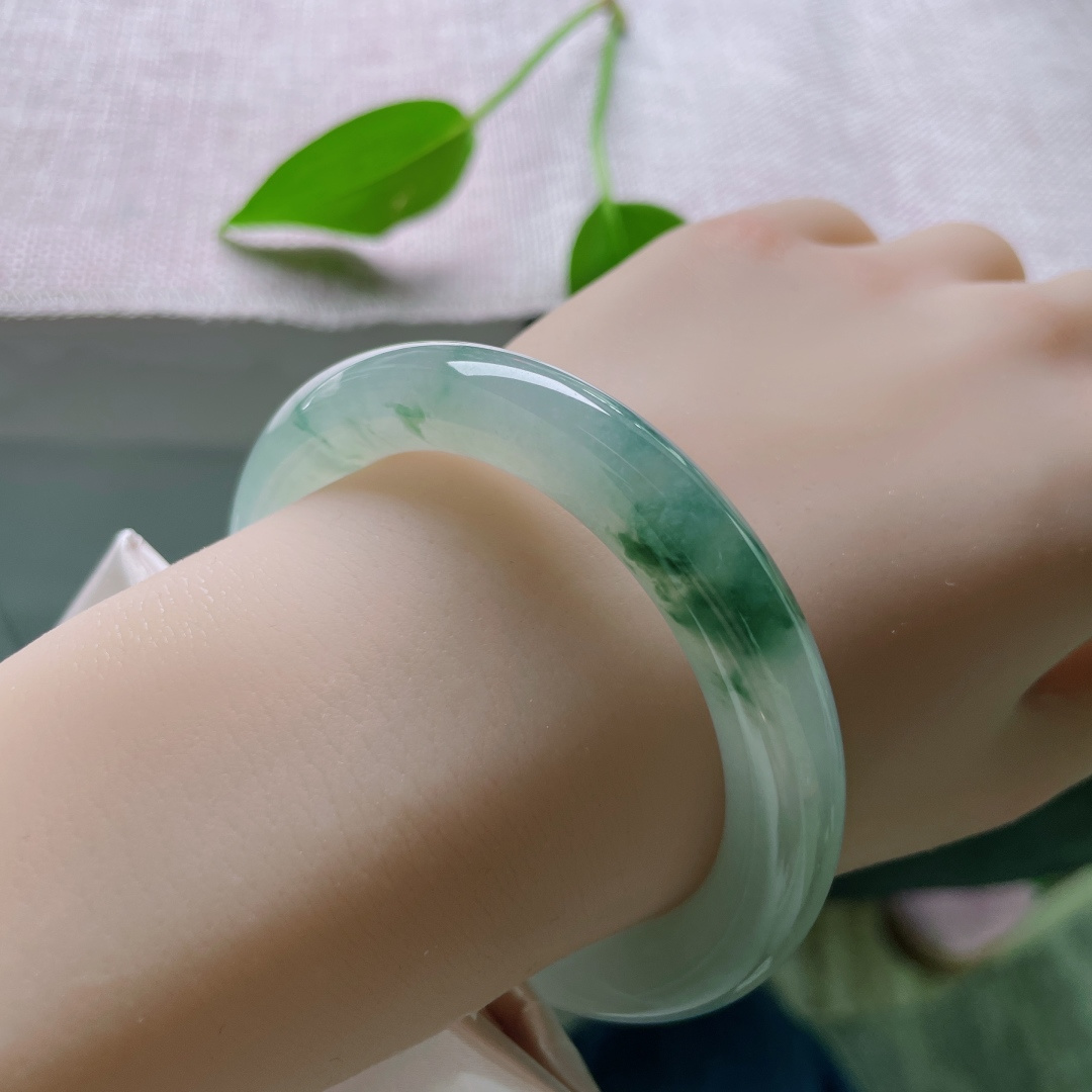 54.1/9.8，冰飘花圆条，摒弃浮夸，留存本真，上手诠释着不疾不徐的优雅。无裂，ss48371a