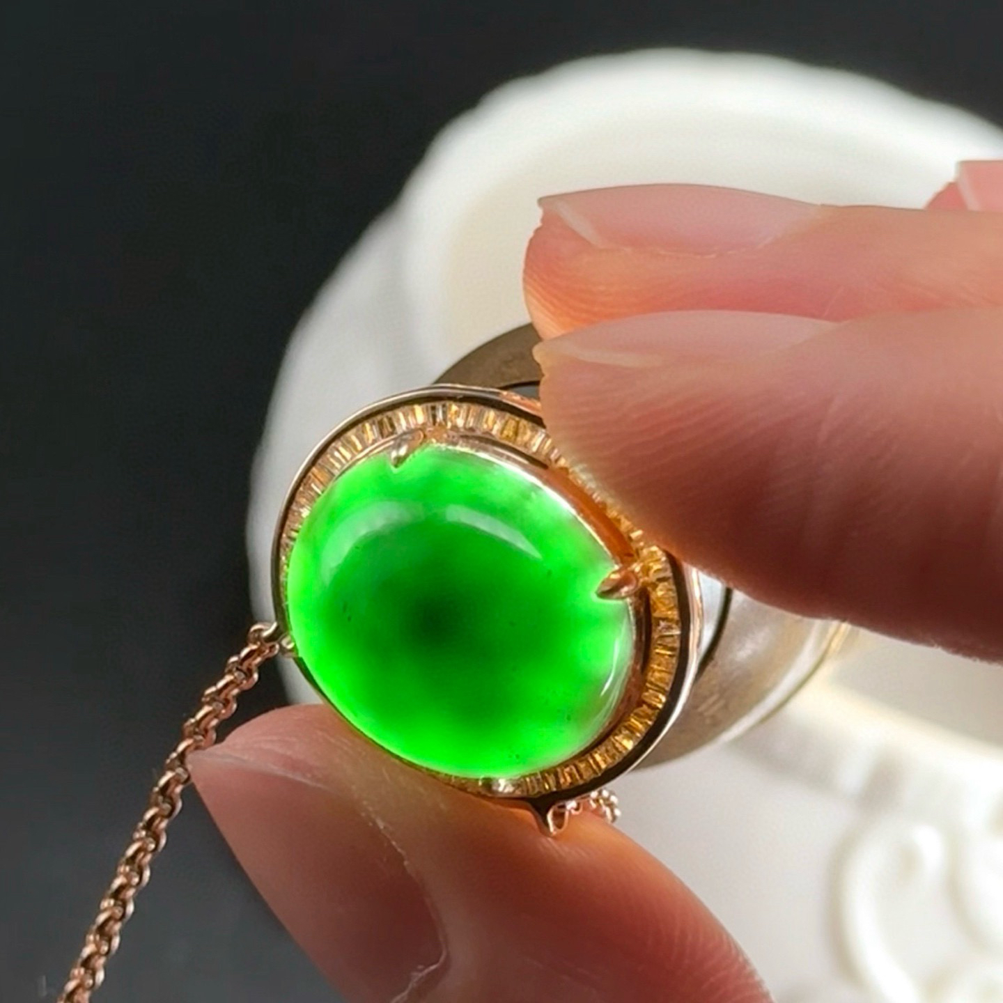 精品18k墨翠蛋面锁骨链 种好色正 黑度极好 打灯通透 油性十足 尺寸18.9