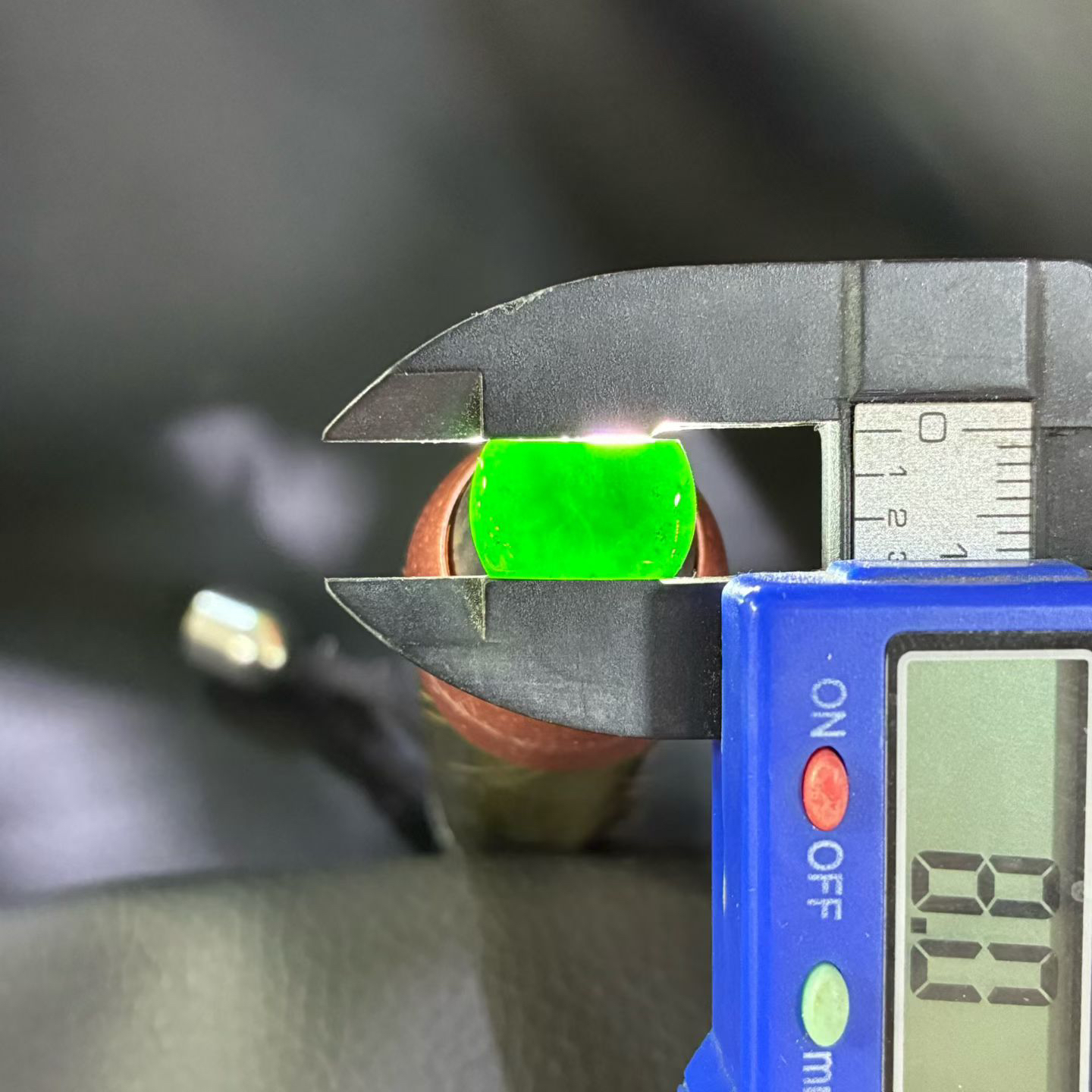 【墨翠裸石】
 黑度油黑 灯打通透 品相饱满大气 尺寸12.8