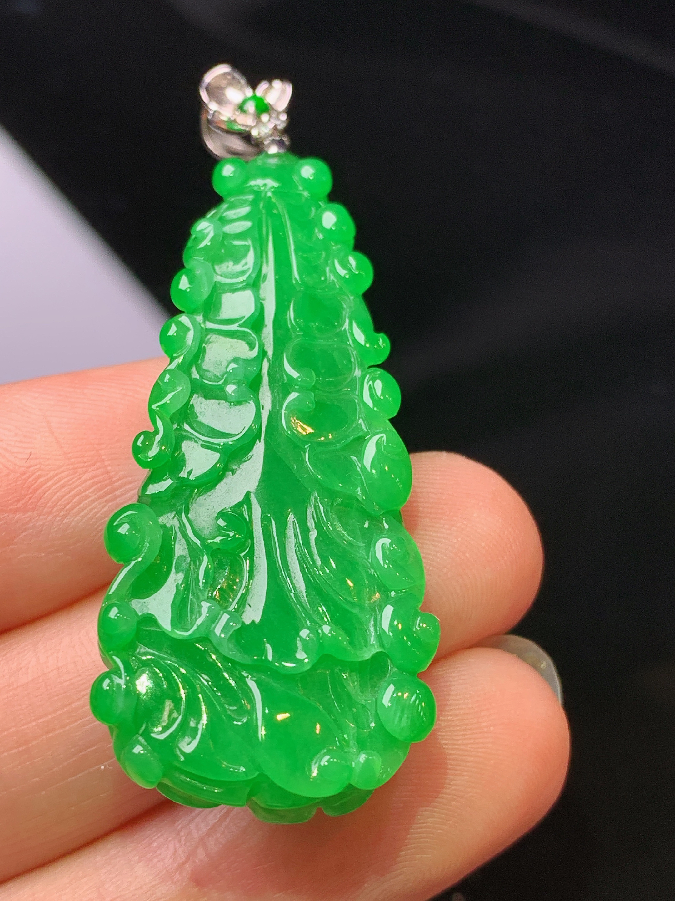 18k金镶嵌阳绿白菜吊坠 玉质细腻 色泽艳丽清新 水润亮眼 整体尺寸52.2*19.2*7.5L1