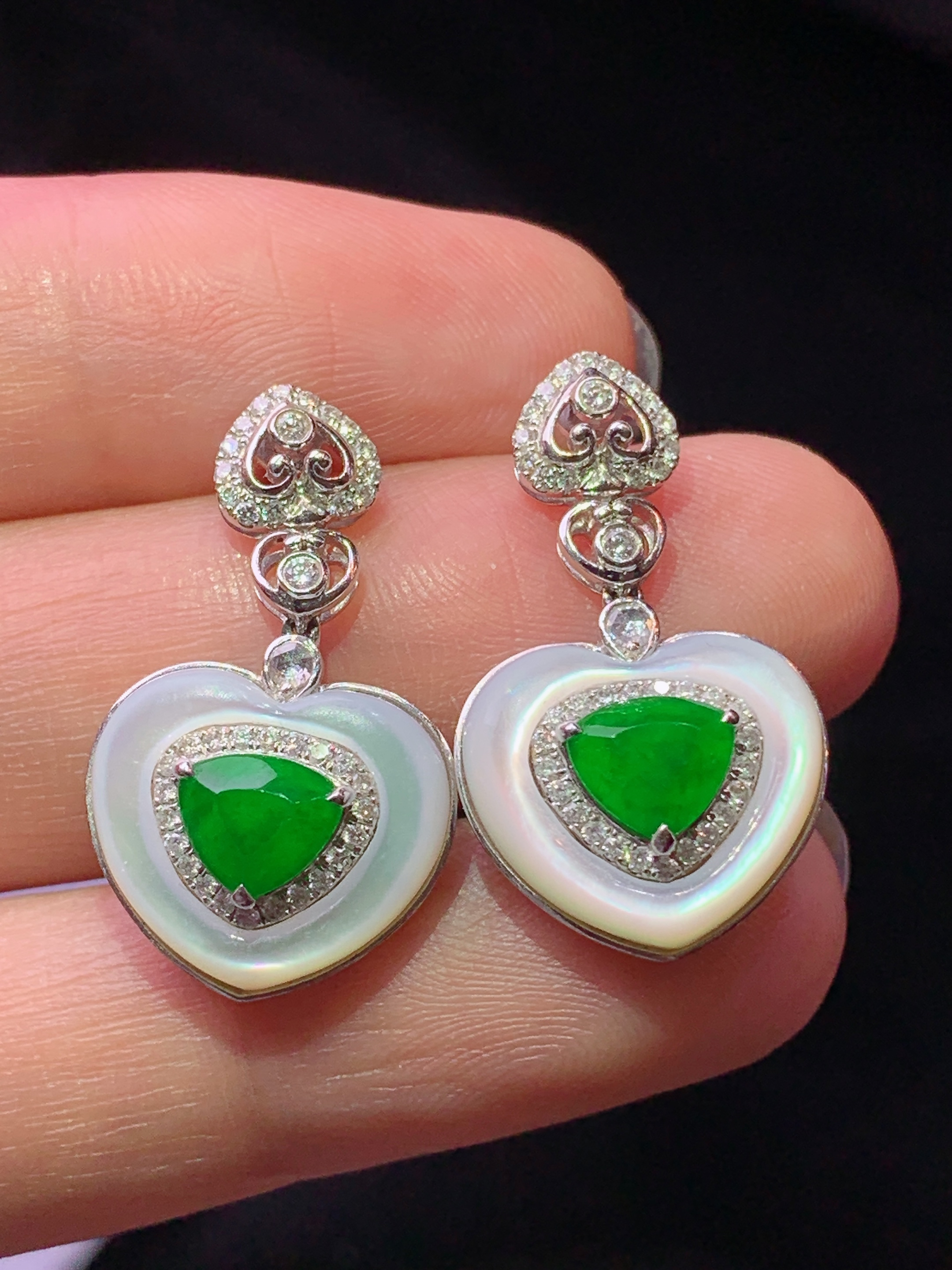18k金钻白贝壳镶嵌满绿心形耳坠 玉质细腻 色泽艳丽清新 水润亮眼 整体尺寸24.8*14*7b7