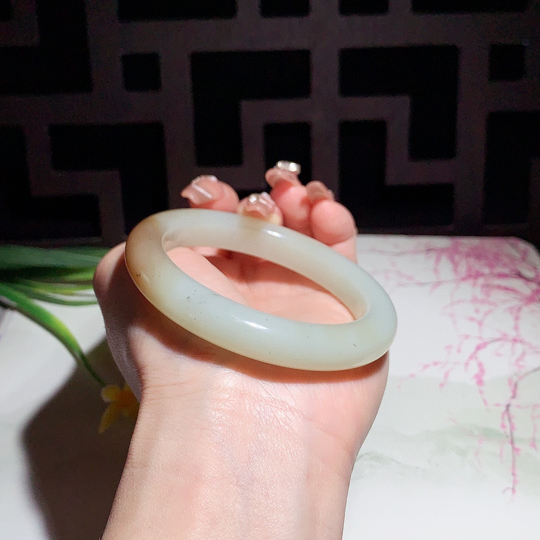 和田玉56.5圈且末糖手镯，玉质细腻油润 底色纯净 无裂无棉 脂粉好，品质高。