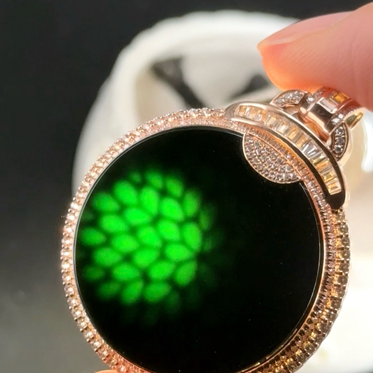 精品18k墨翠圆牌 种好色正 黑度极好 打灯通透 油性十足  尺寸44.3