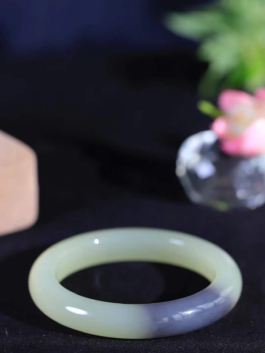 【婉约佳人.手镯】

精品️和田玉晴水烟紫双色手镯 玉质温润细腻 油性十足 手感舒适，高华雅逸，线