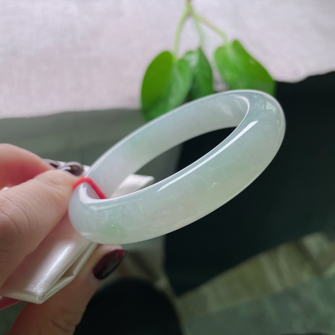 54.5/12.2/8.2，浅绿底正圈，干净清爽，落落大方，知性又温柔，无裂，ss50079a