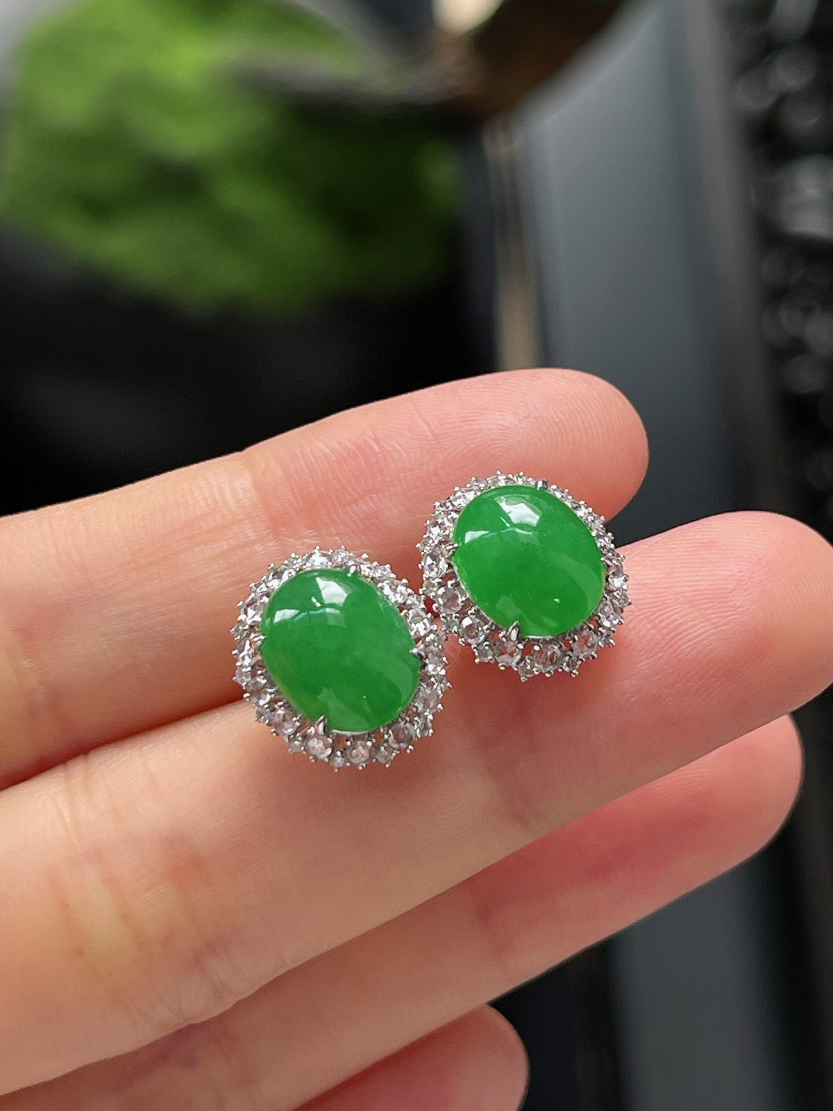 翡翠糯化种满绿色耳钉，印记：Au750,伴钻石