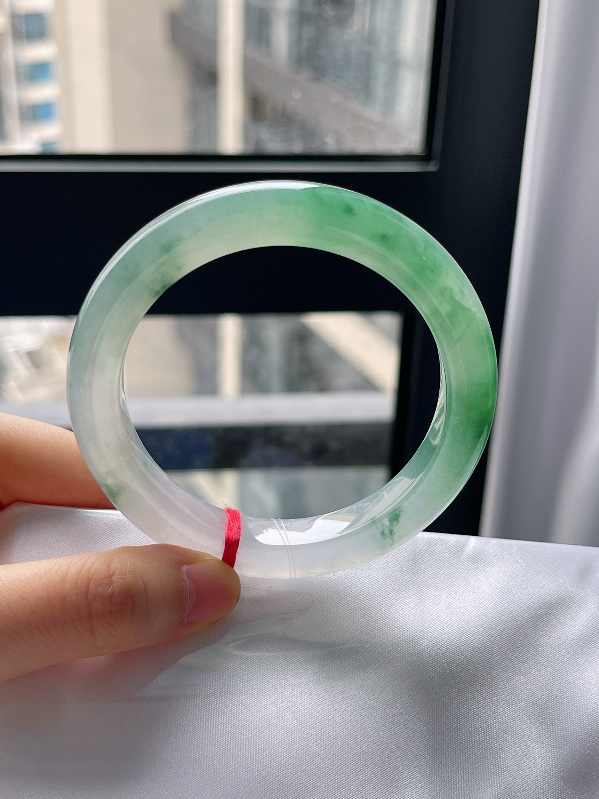 正圈55.6圈口，翡翠冰糯种飘绿手镯