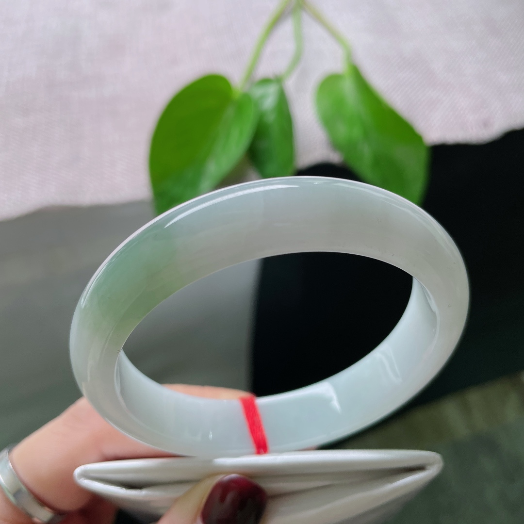 56.2/12.6/7.7，白底正圈，质地温润细腻，一抹油青色点缀，简约不简单，皮纹，ss49274a