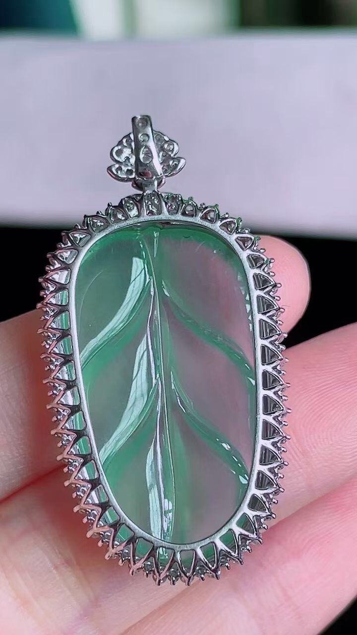 【翡翠名称】18K金豪华镶钻高冰晴叶子吊坠
【翡翠尺寸】含金43.7/22.8/8.4mm
【翡翠描述】宝贝种老水足，玉质细腻，色泽靓丽，性价比高，佩戴效果好！
【其它赠送】权威证书/精美挂绳盒子/支持全国复检