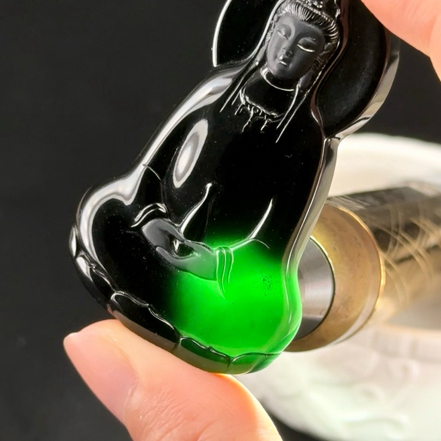 墨翠素衣观音 种好色正 黑度极好 打灯通透 油性十足  尺寸54.6