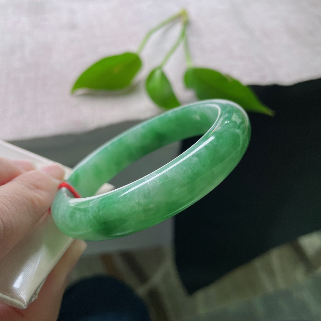 57.4/13/8.3绿色正圈，水润，沉稳贵气，郁郁葱葱，一点晶体纹，ss47210a