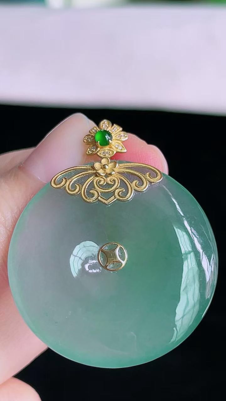 【翡翠名称】18K金镶钻冰晴平安扣吊坠
【翡翠尺寸】裸石31/5.5mm
【翡翠描述】宝贝种老水足，玉质细腻，色泽靓丽，性价比高，佩戴效果好！
【其它赠送】权威证书/精美挂绳盒子/支持全国复检