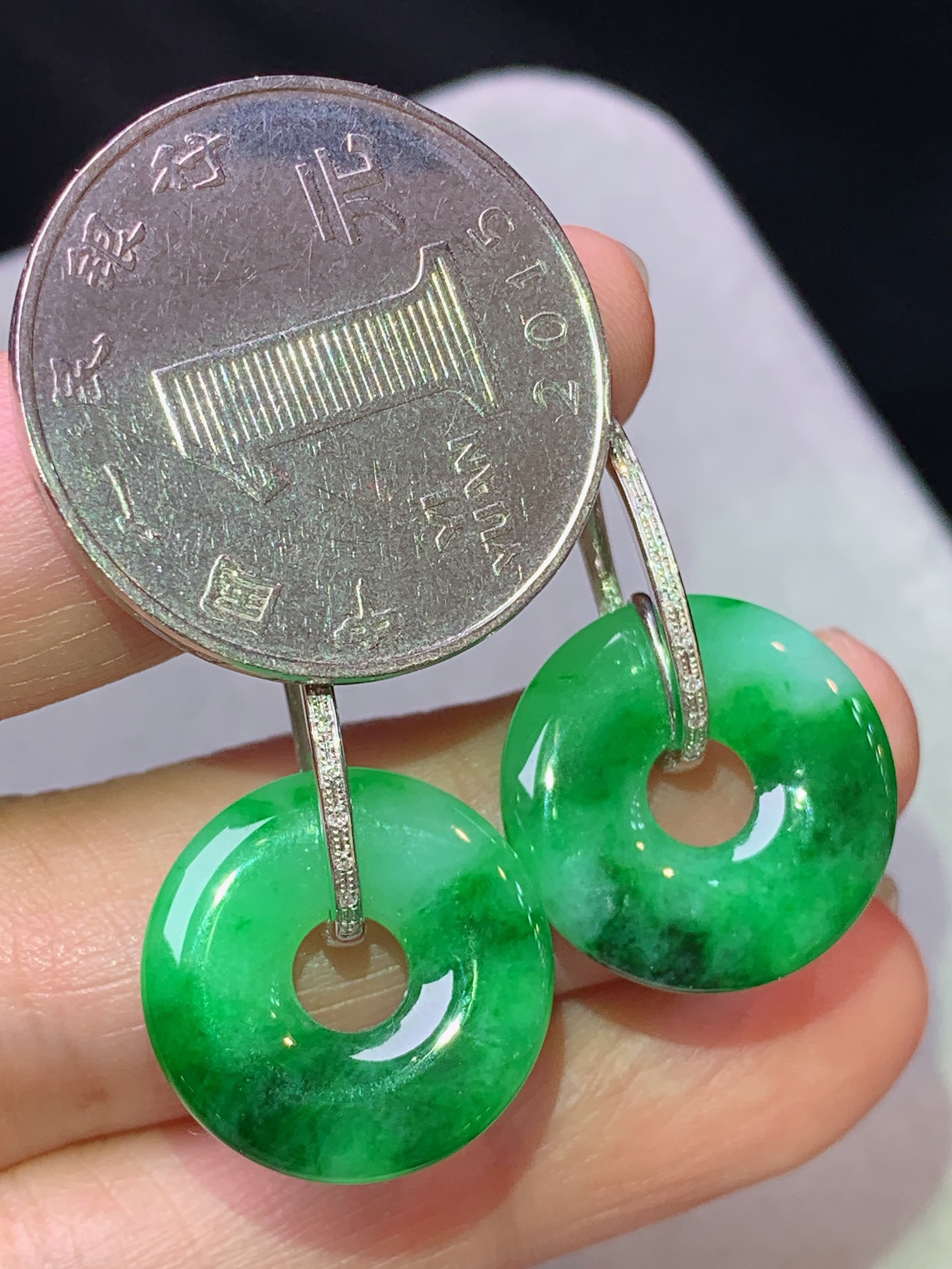 18k金钻镶嵌翠绿平安环耳坠 玉质细腻 色泽艳丽清新 水润亮眼 整体尺寸26.5*17.5*3b1