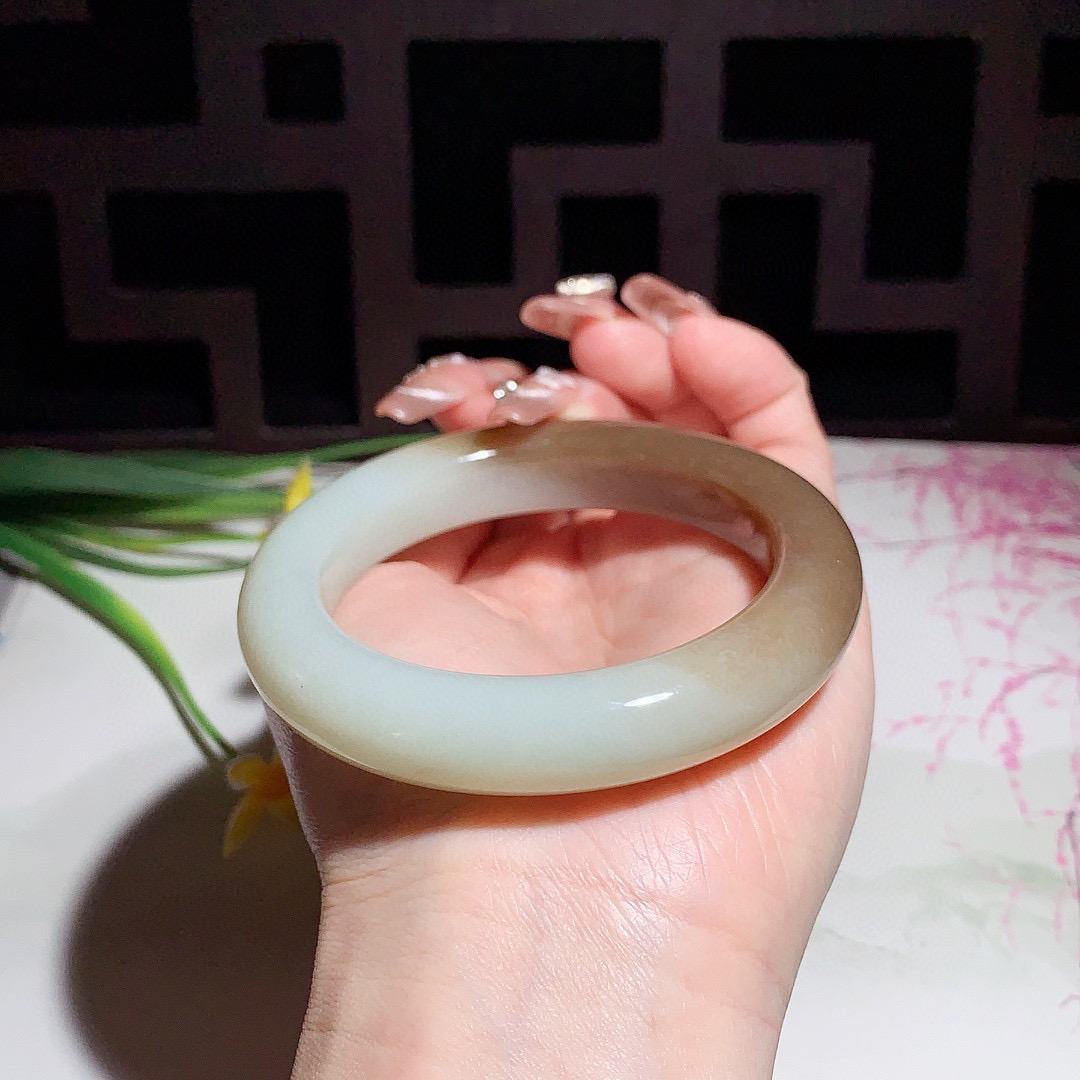 和田玉56.5圈且末糖手镯！玉质细腻油润 底色纯净 无纹裂 脂粉好，品质高。