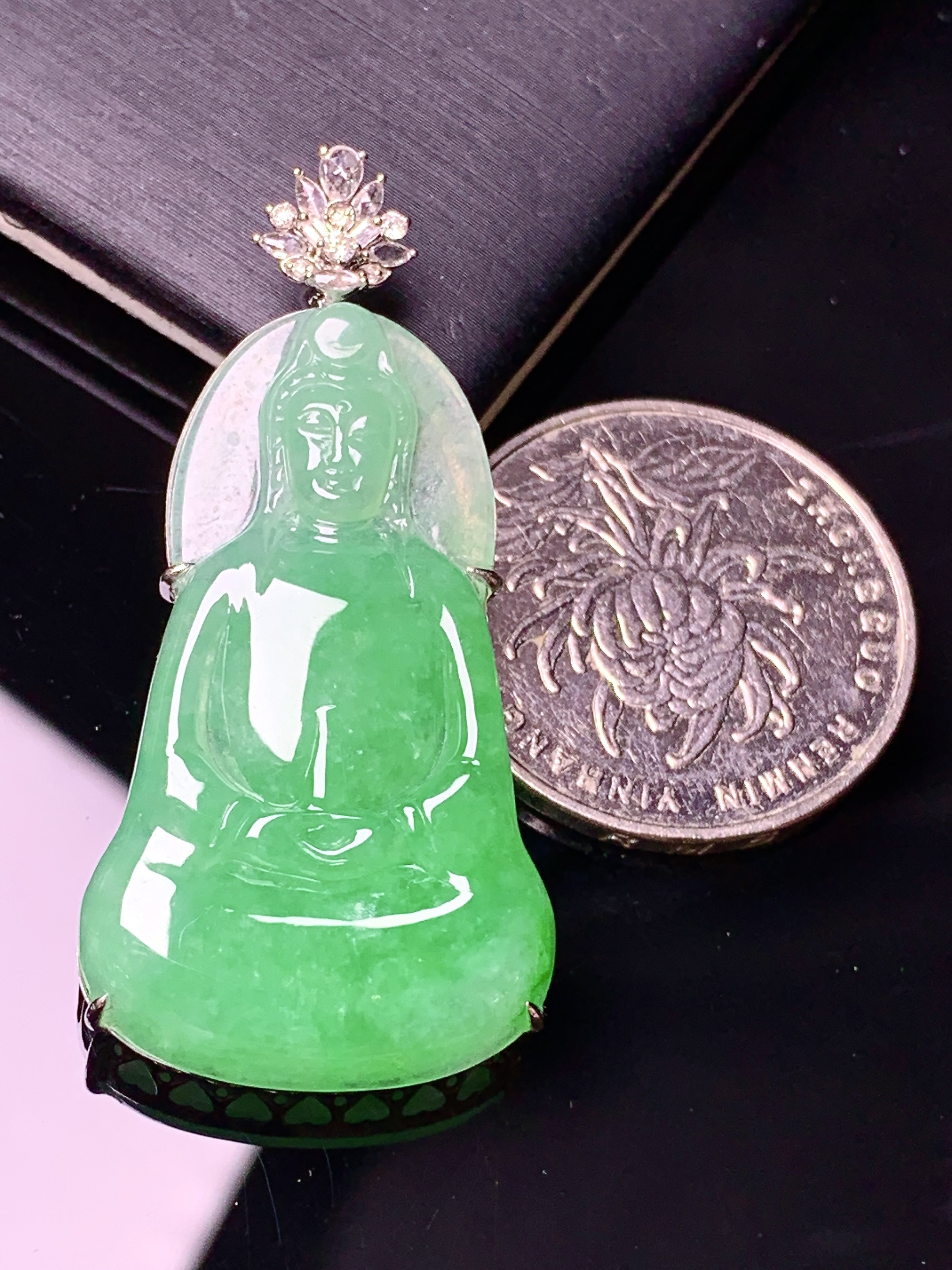 18k金钻镶嵌翠绿观音菩萨吊坠 玉质细腻 色泽艳丽清新 水润亮眼 整体尺寸44.6*21*7b5