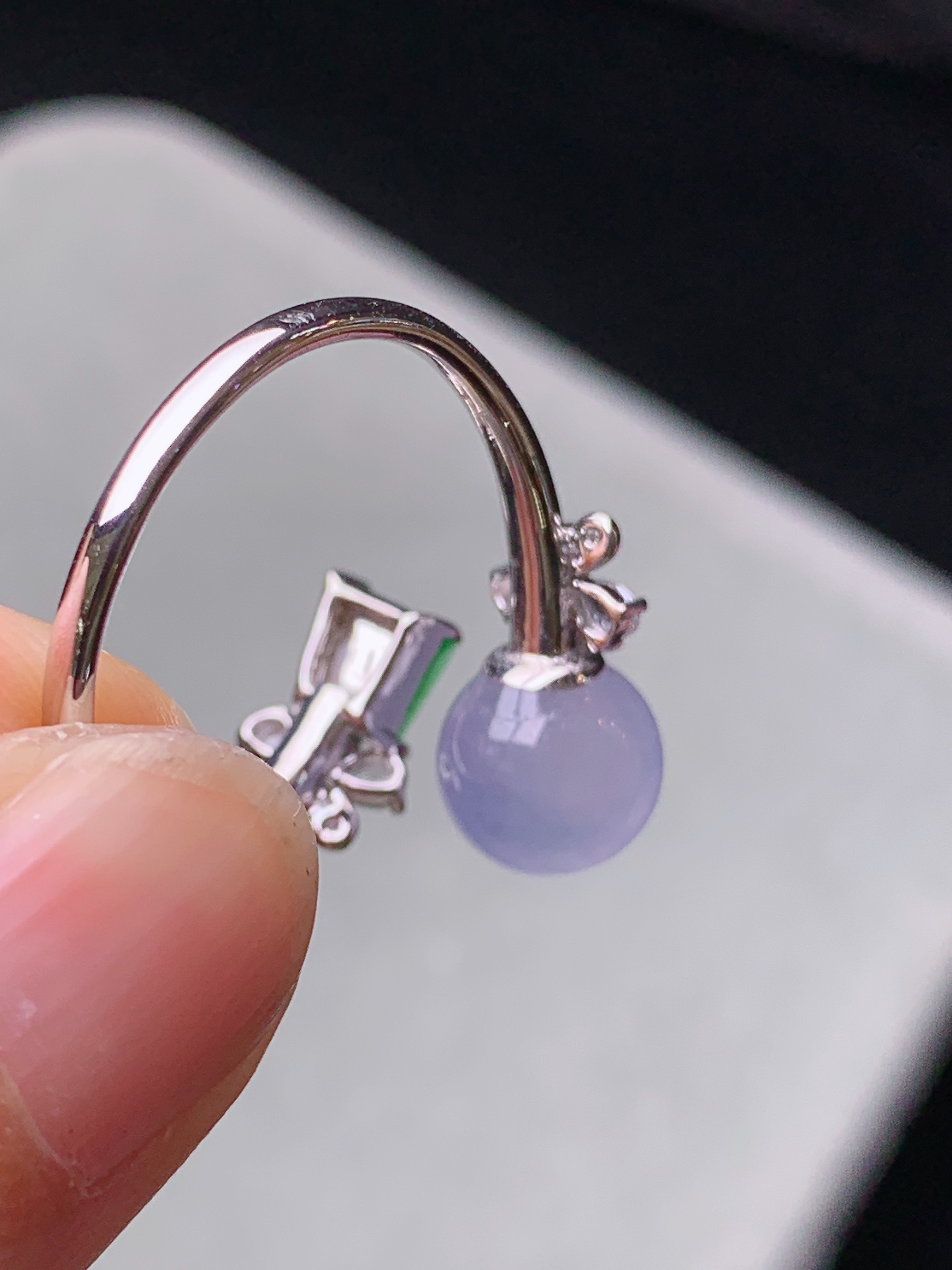 18k金钻镶嵌浅紫罗兰圆珠戒指 玉质细腻 色泽艳丽清新 水润亮眼 圈口15 整体尺寸7.8b5