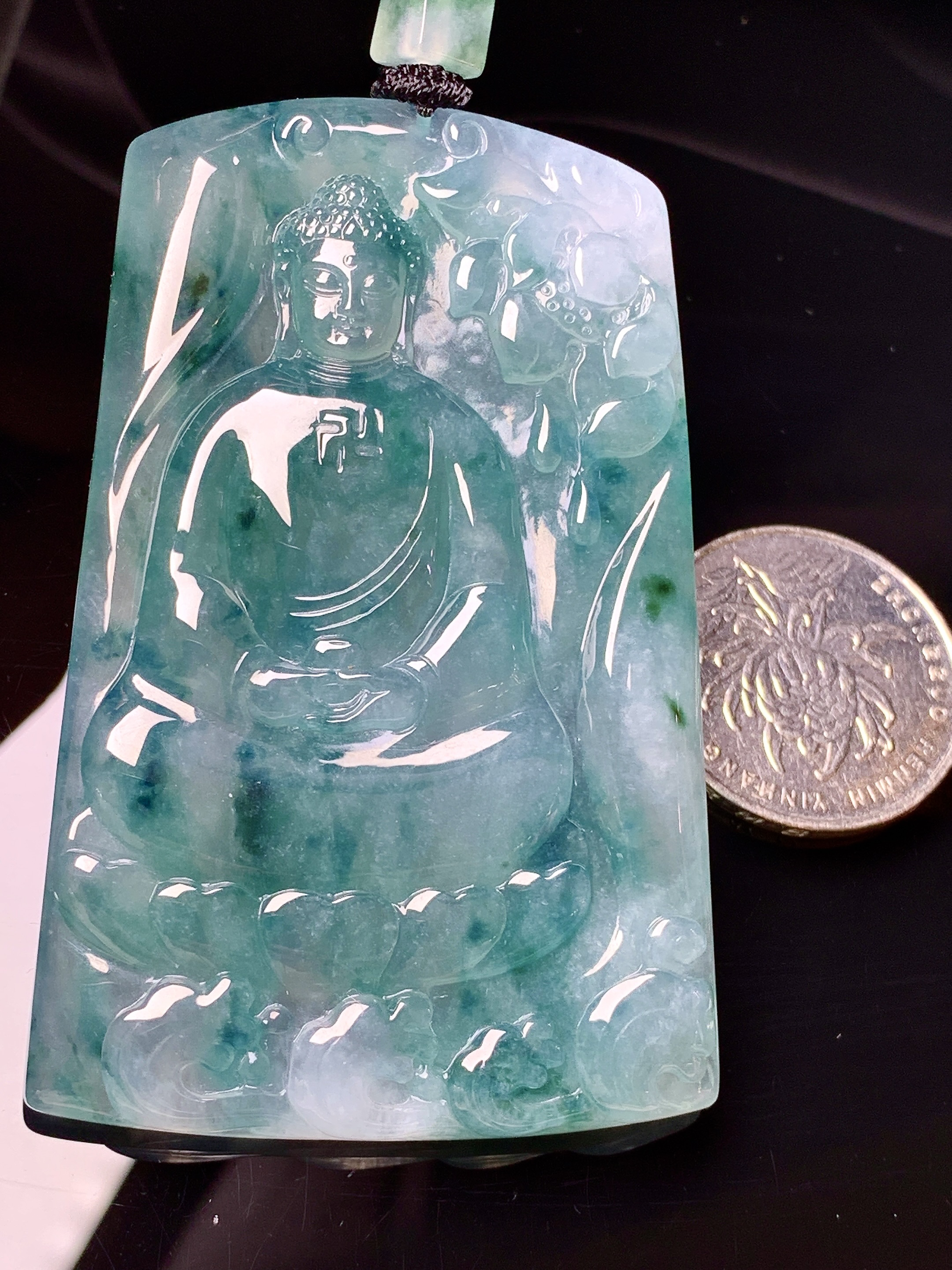 飘绿大日如来佛祖吊坠 玉质细腻 色泽艳丽清新 水润亮眼 整体尺寸68.6*45.2*6.3L1