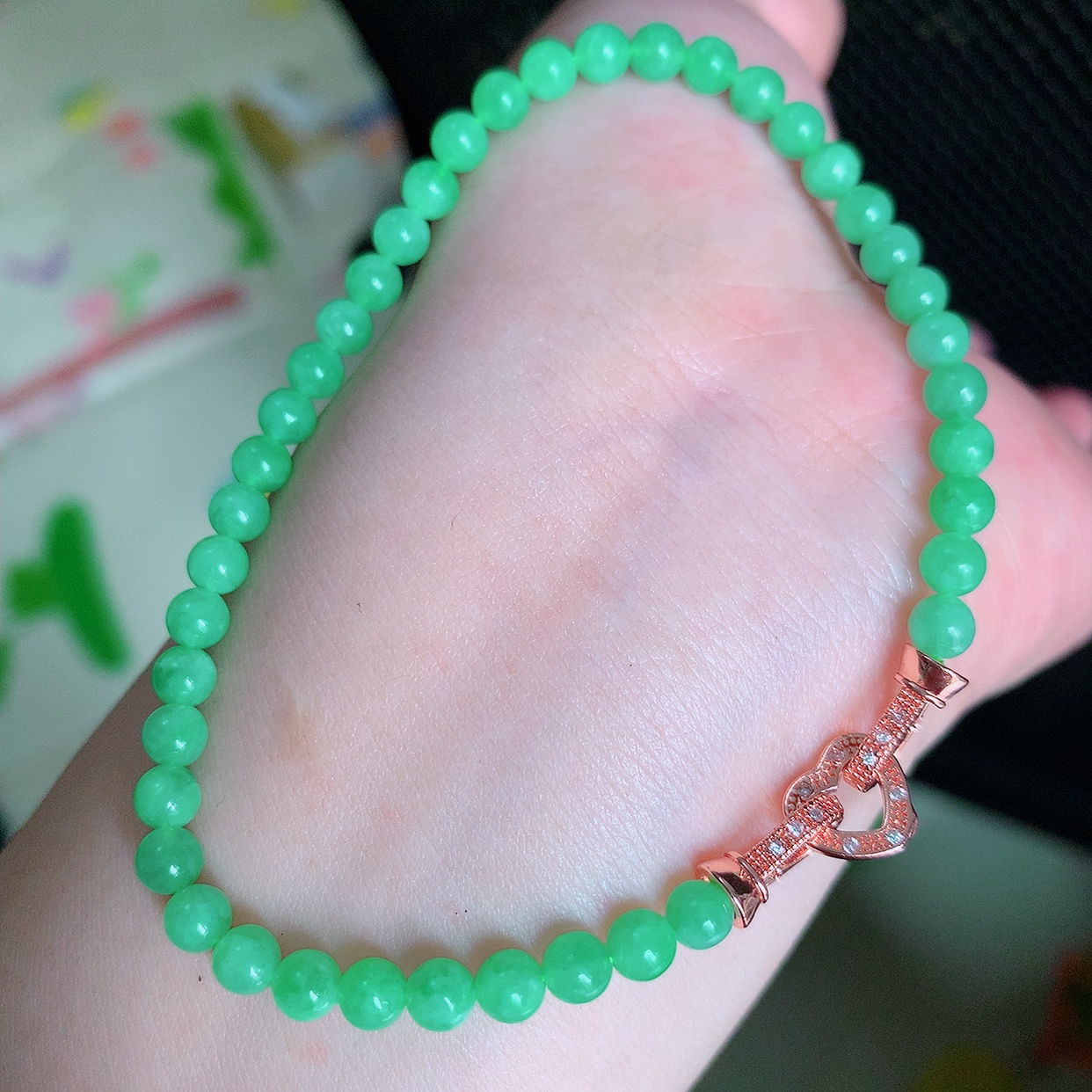 自然光实拍，冰润满绿翡翠手串手链，翠色灵动，佩戴效果时尚出众，尽显气质，玉质细腻，美感十足。#004.1取一尺寸4mm