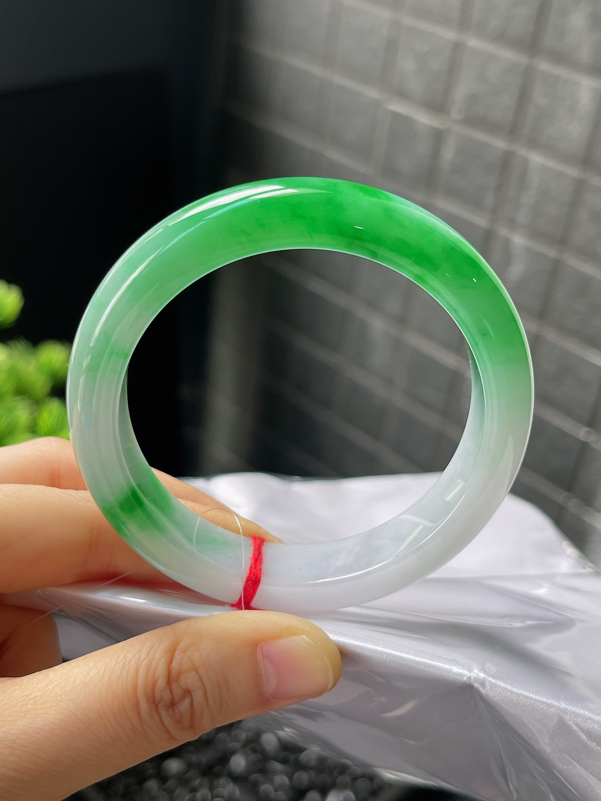 正圈55.7圈口，翡翠冰糯种飘绿手镯