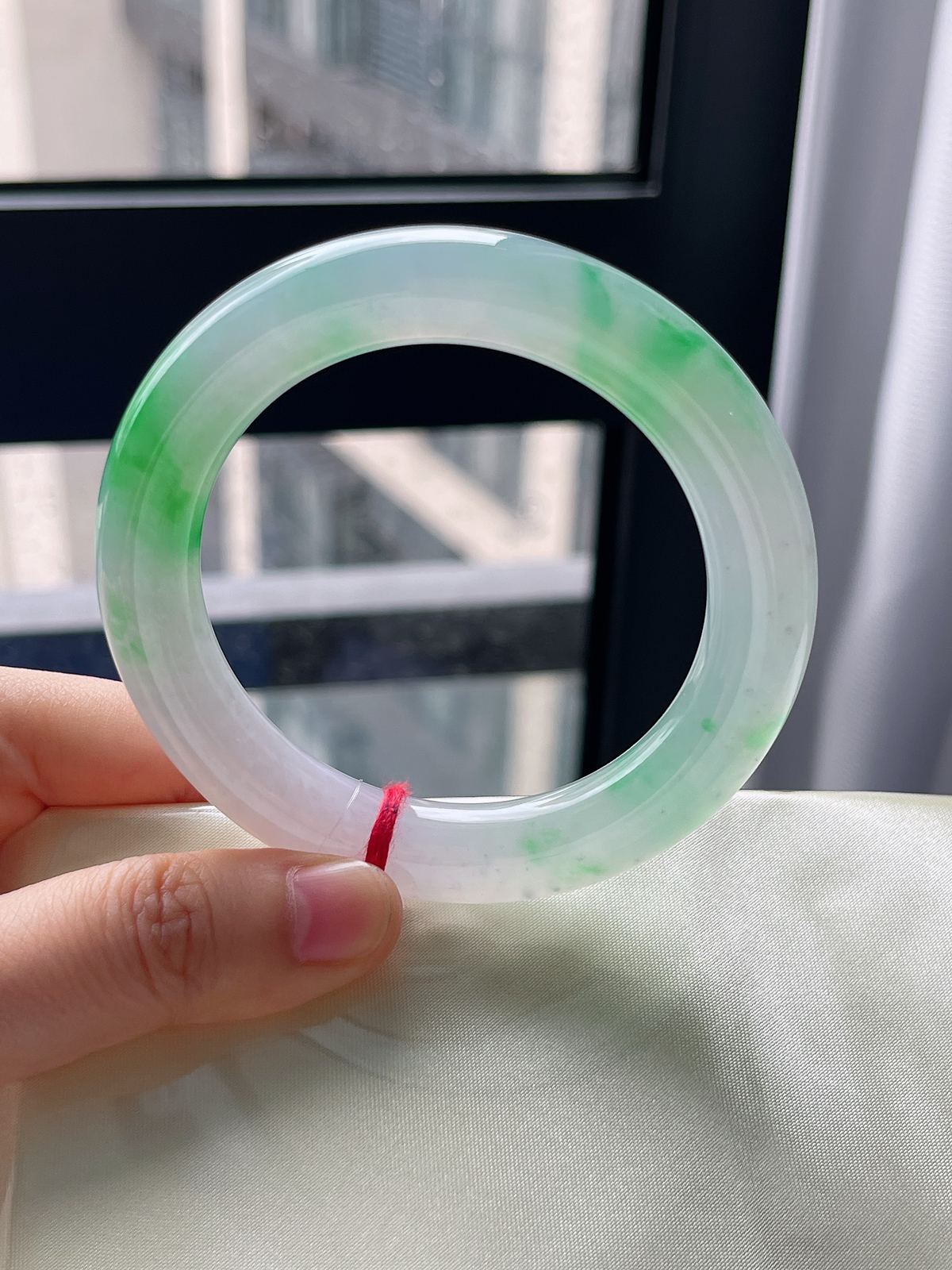 圆镯54.7圈口，翡翠冰糯种飘绿手镯