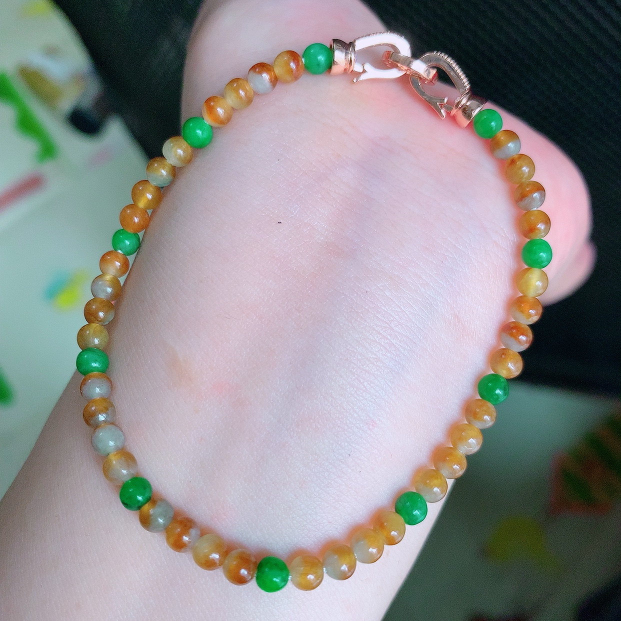 自然光实拍，特色冰黄加绿翡翠手链，翠色灵动，佩戴效果时尚出众，尽显气质，玉质细腻，美感十足。#001