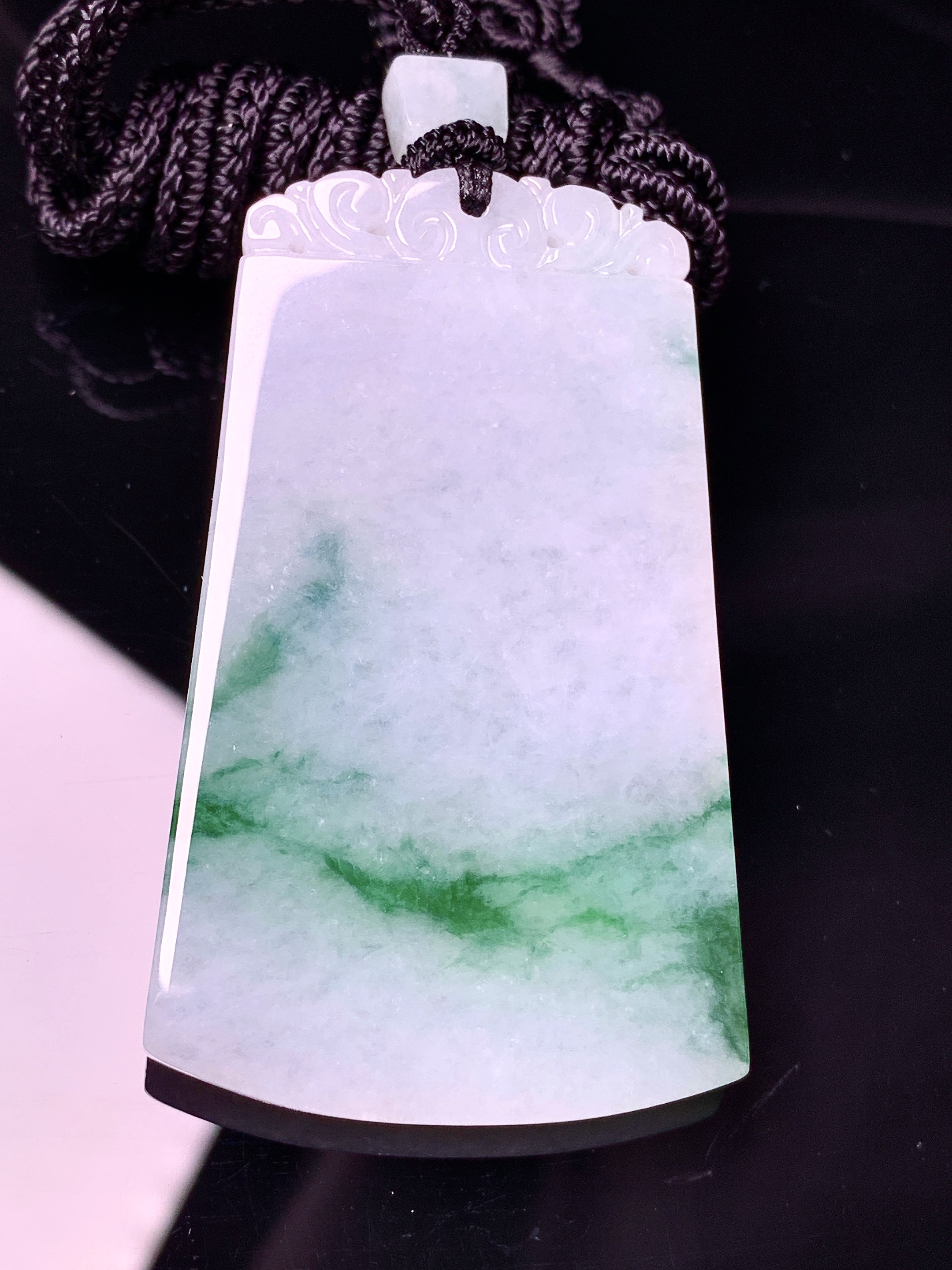 飘绿无事牌吊坠 玉质细腻 色泽艳丽清新 水润亮眼 整体尺寸54*32.5*4w1