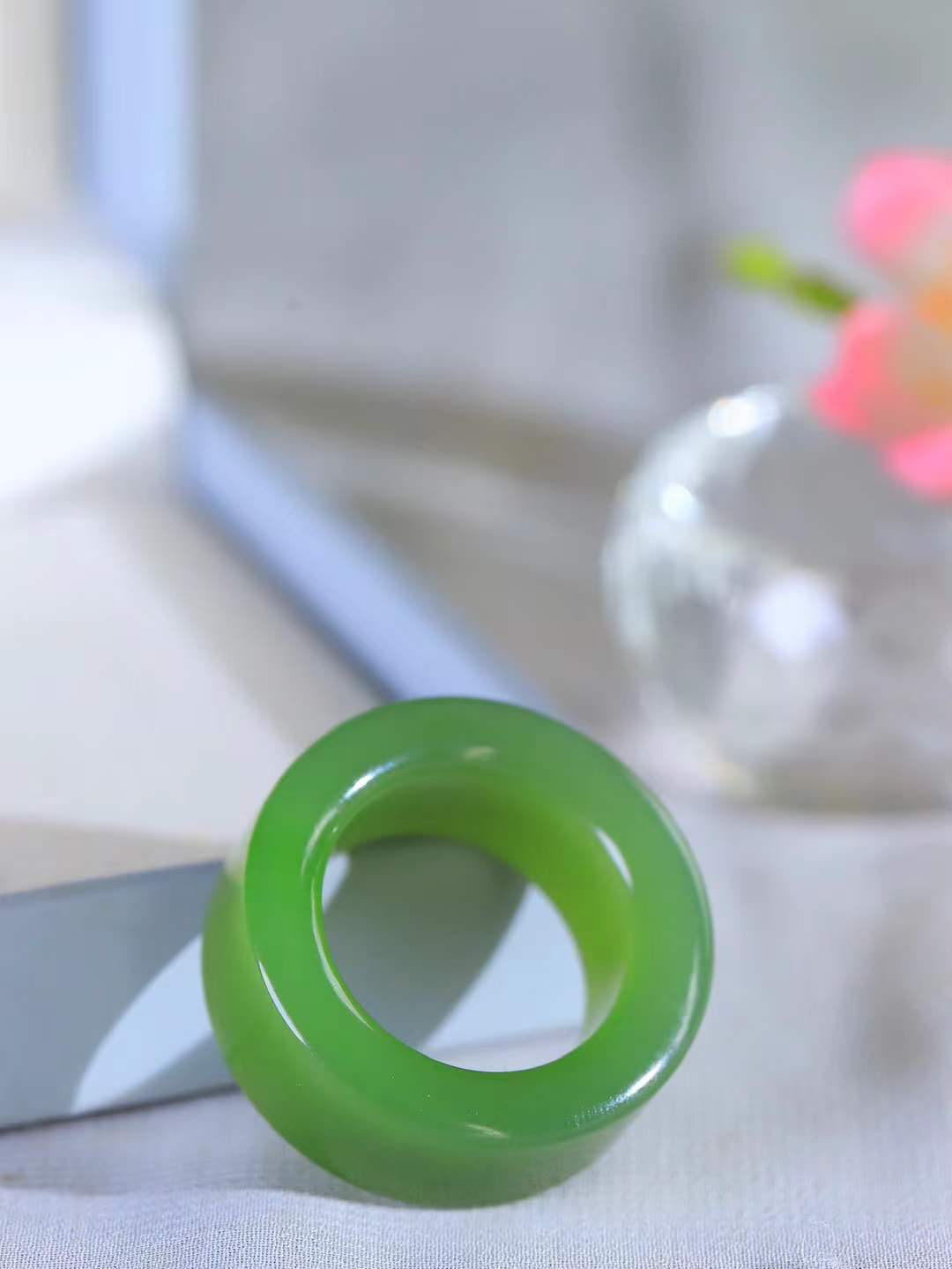 【古韵·扳指】

新疆和田玉碧玉扳指，玉质温润，油润感十足， 整器古韵生辉。优雅高贵。运筹帷幄于掌中，决胜于千里之外。重15.6克 内径圈口19.8mm 尺寸12.6-5.6mm   FDA-3640648