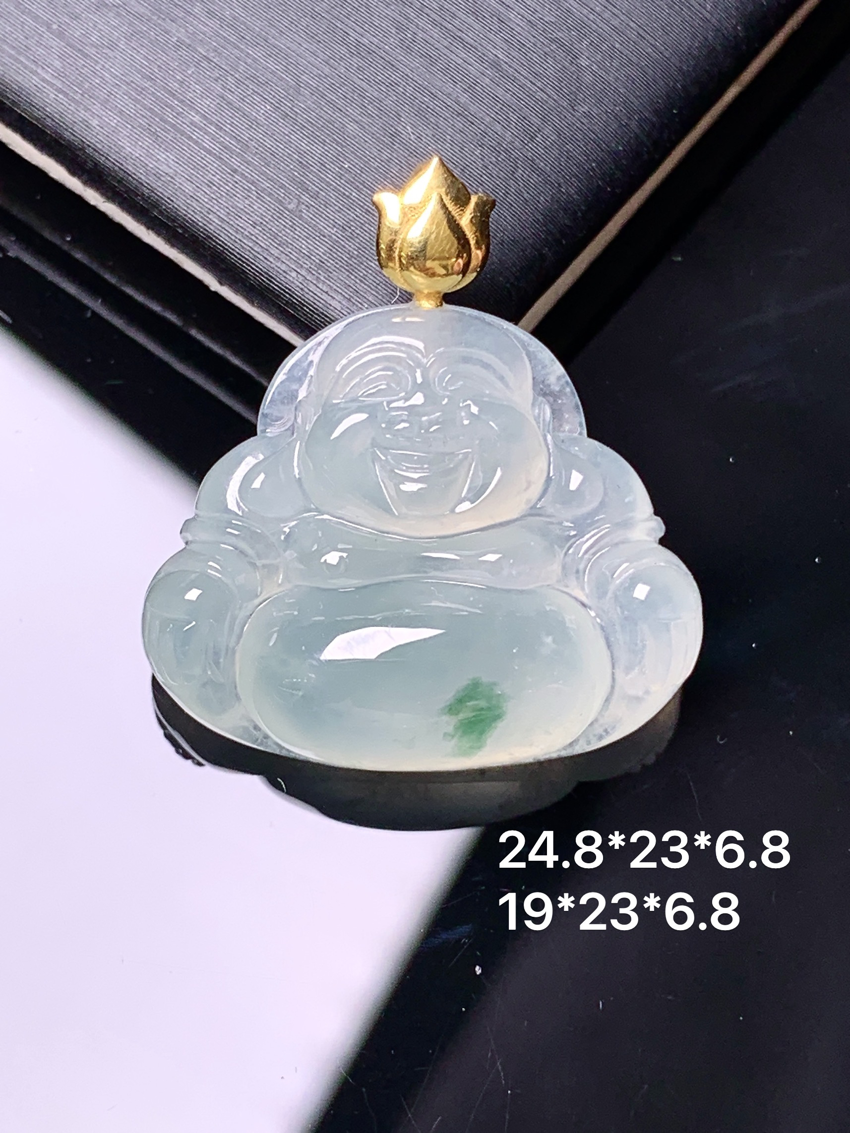 18k金镶嵌冰种飘绿佛公吊坠 玉质细腻 色泽艳丽清新 水润亮眼 整体尺寸24.8*23*6.8m1