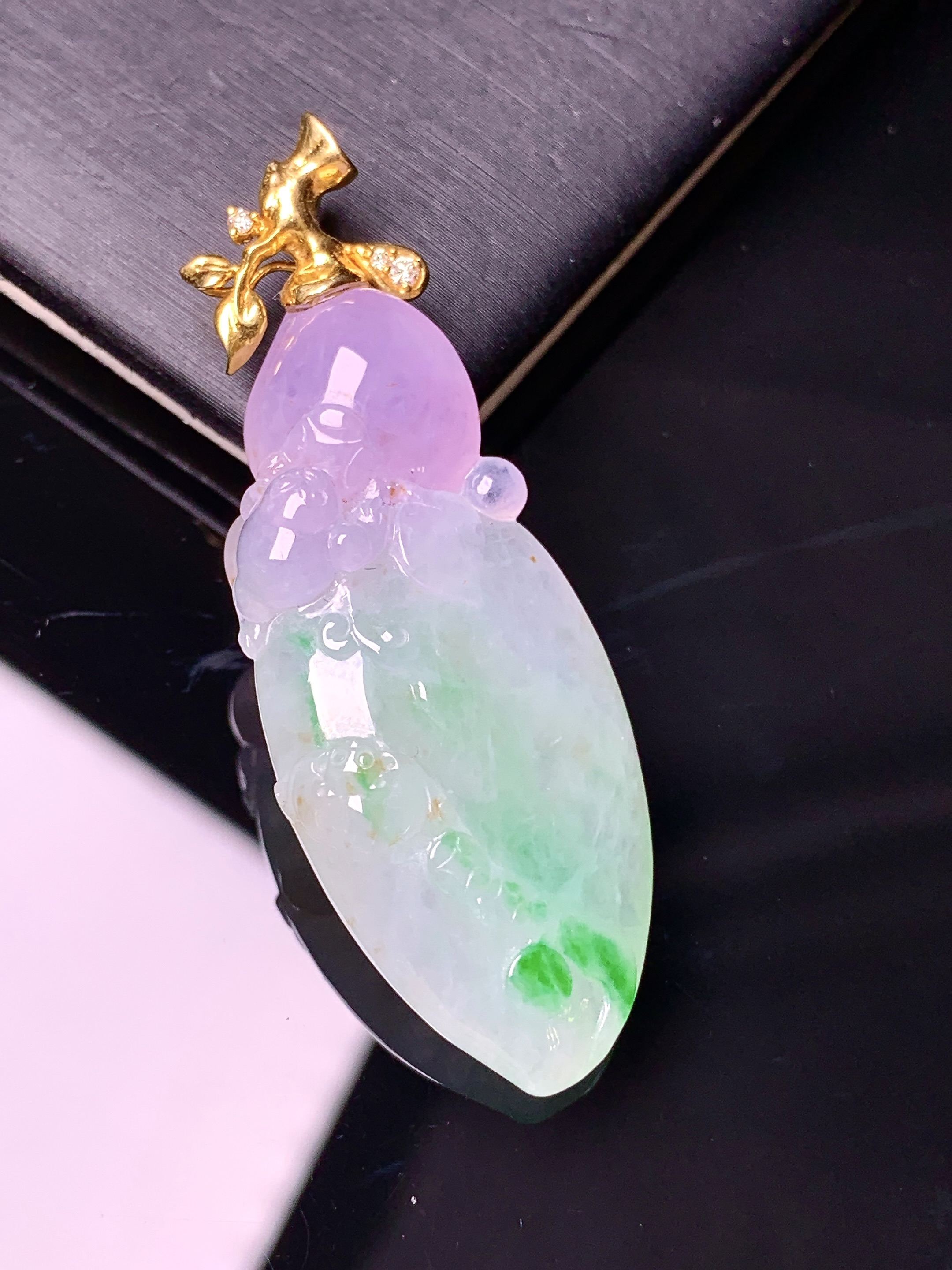 18k金钻镶嵌飘紫绿寿桃吊坠 玉质细腻 色泽艳丽清新 水润亮眼 整体尺寸49.5*18.3*7.5b
